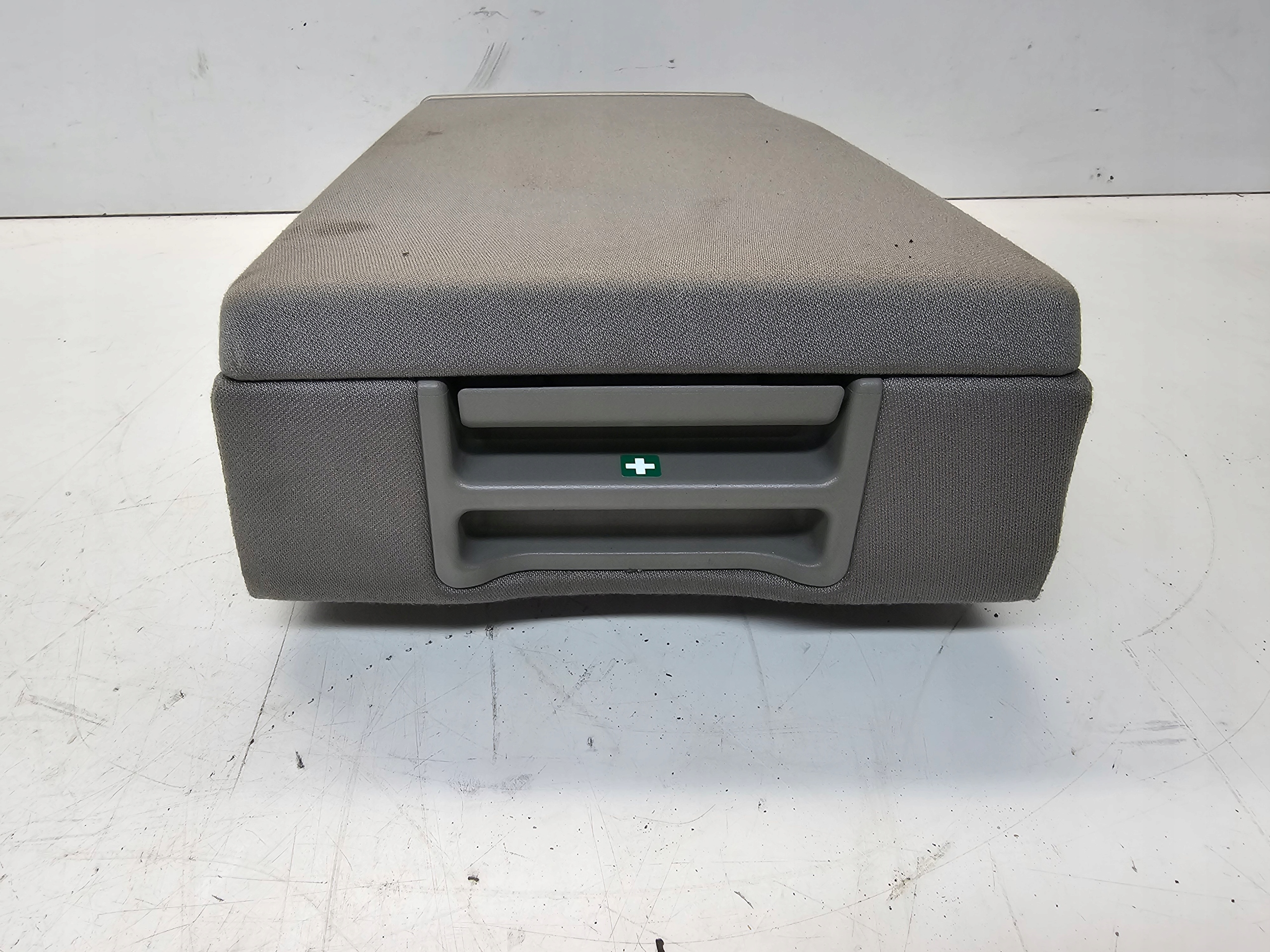 bracciolo KANAPY posteriore AUDI A6 C6 WELUR JASNY