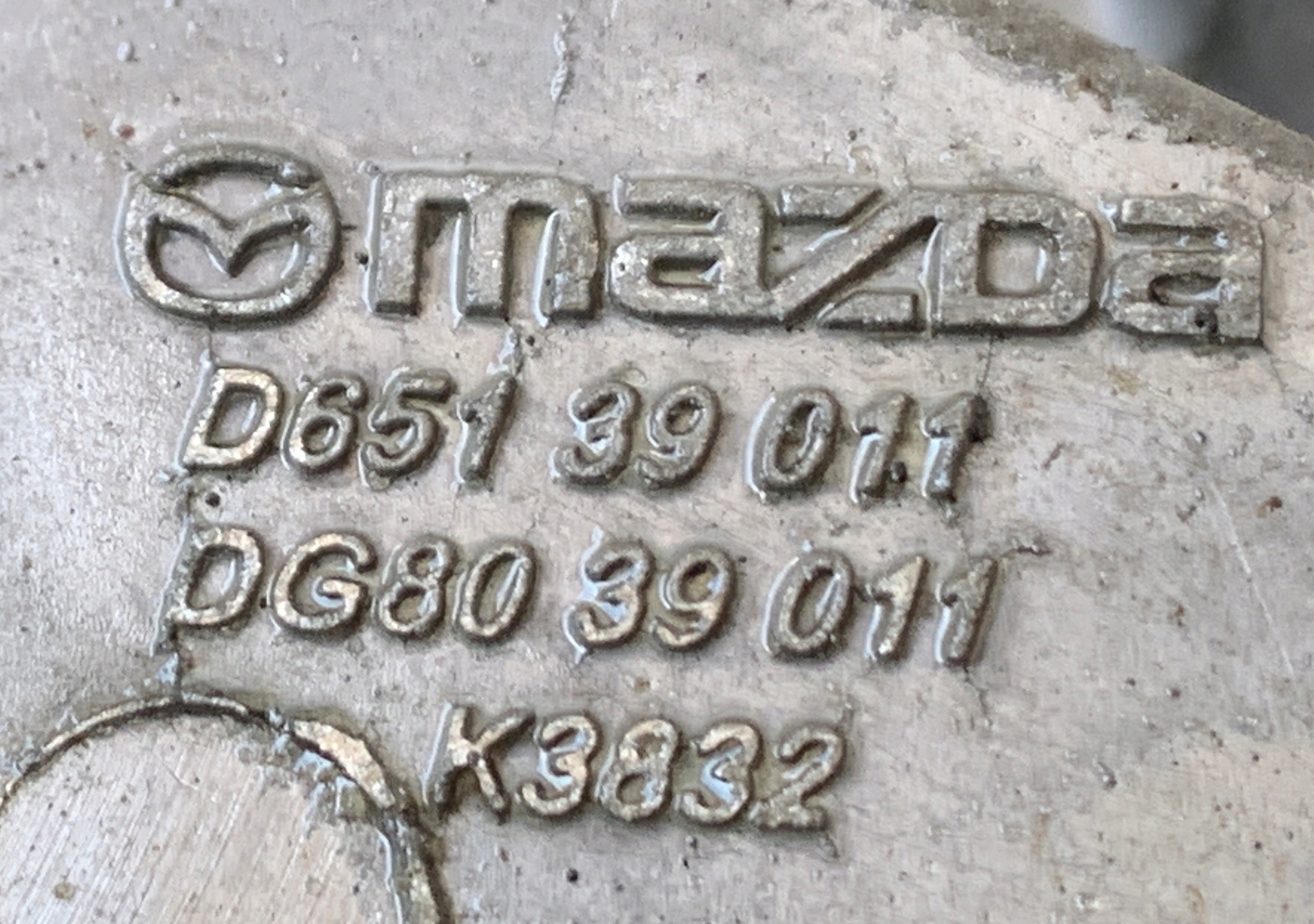 Getriebehalter getriebe MAZDA 2 DE 07- 1.3 D651-39011