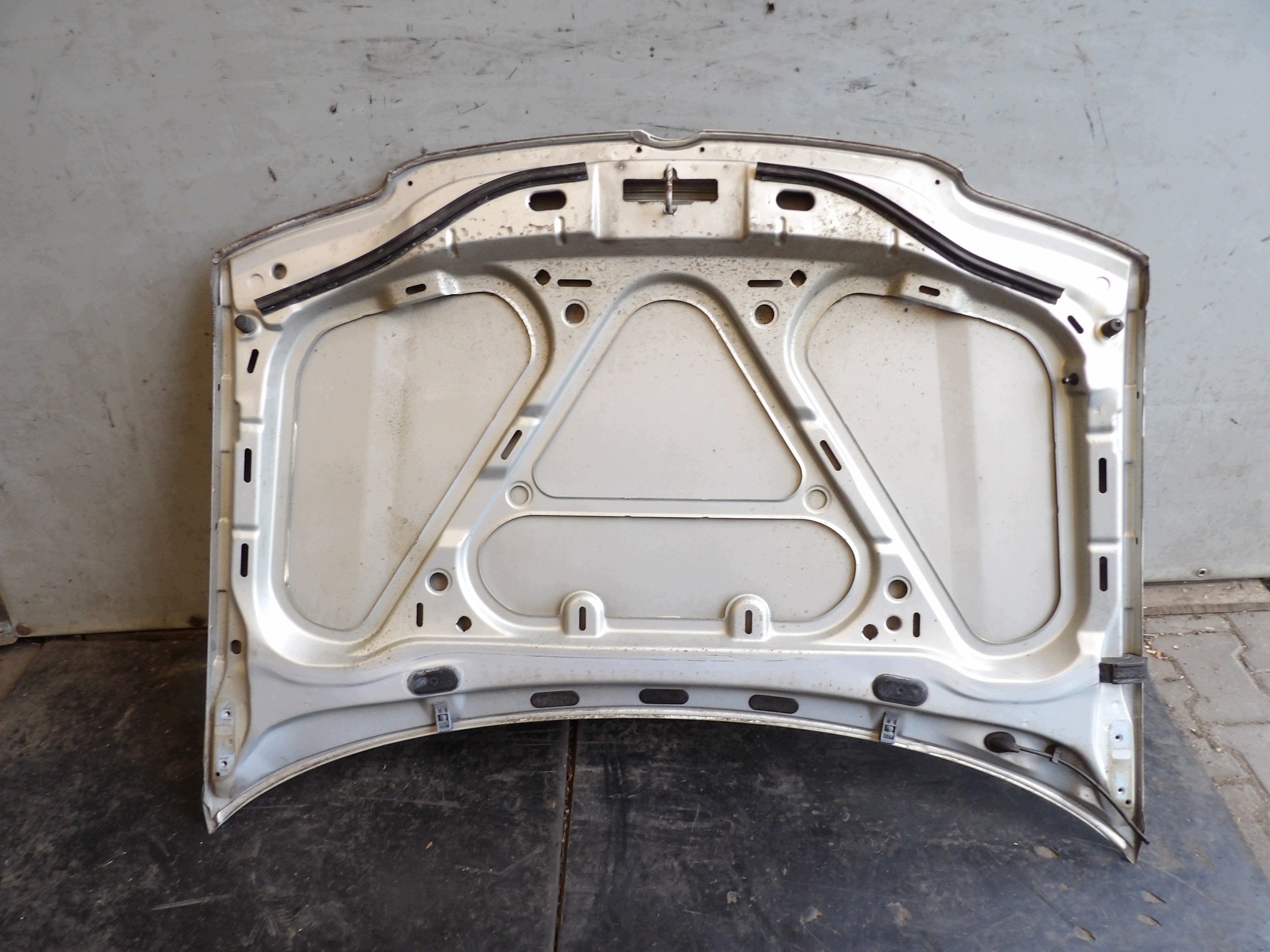 VW Polo 6N lift cofano