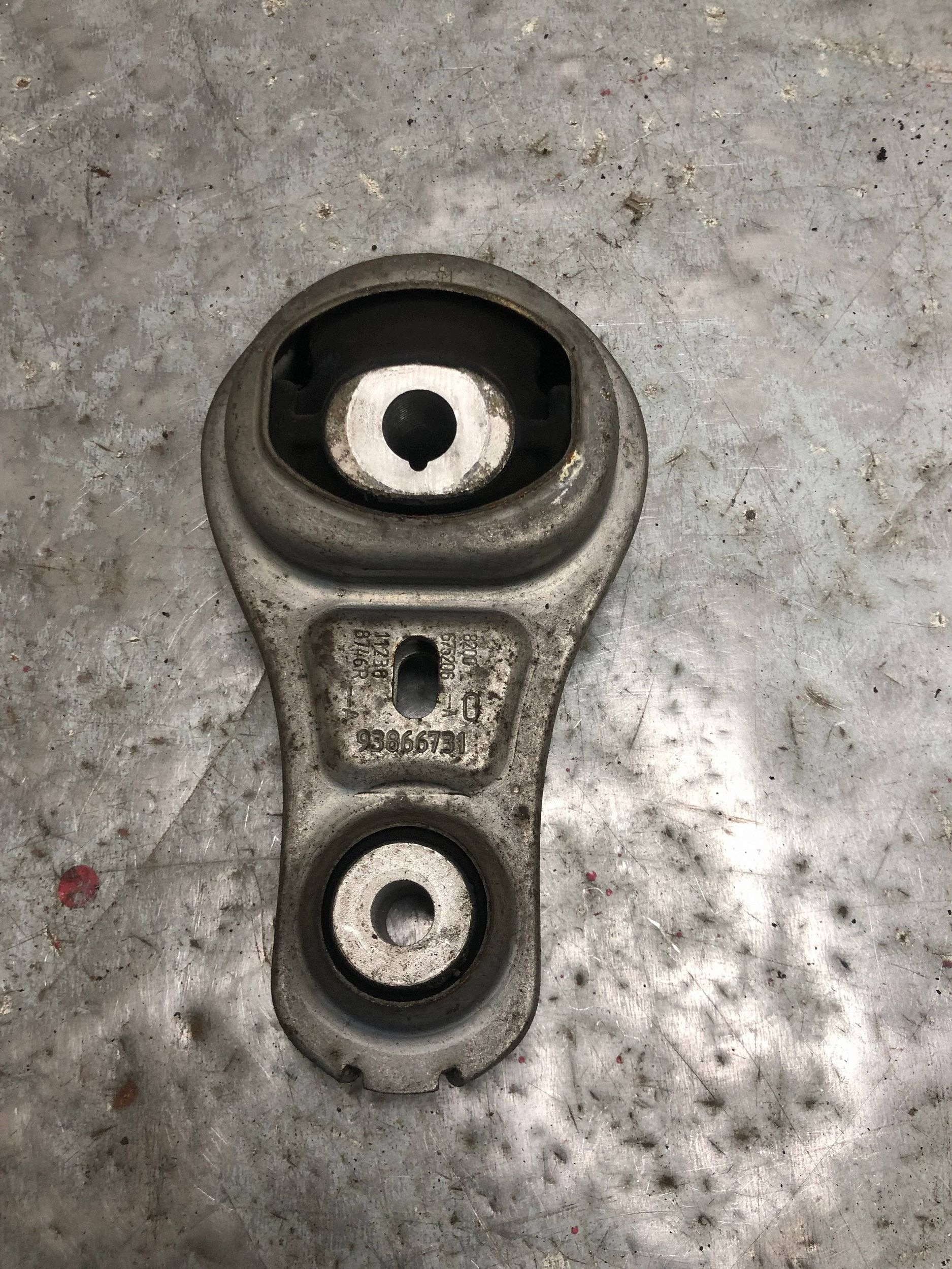 holder engine mount RENAULT TRAFIC III 112388746R