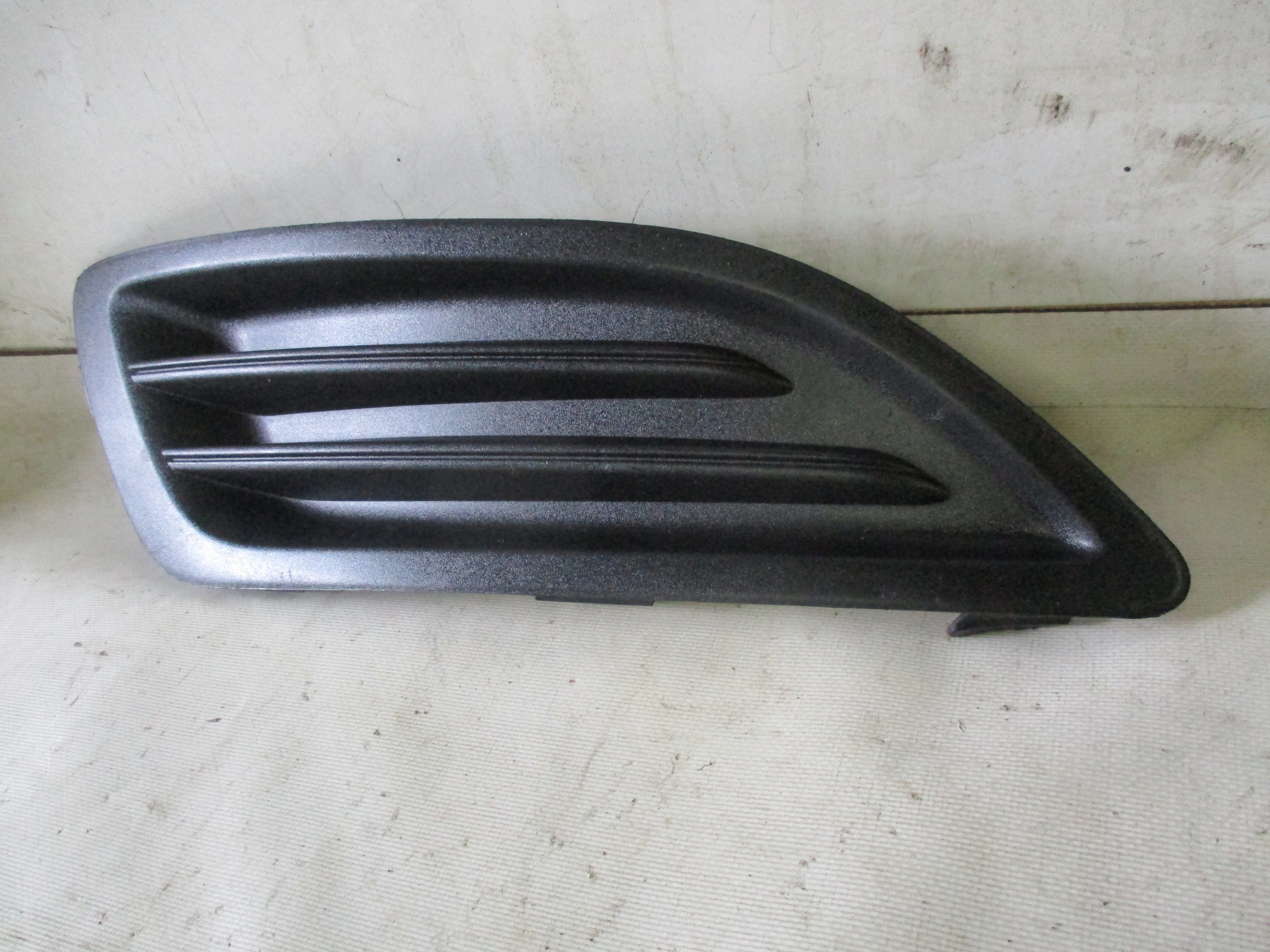 grid of a bumper right front front Ford Fiesta MK7 C1BB-15A222