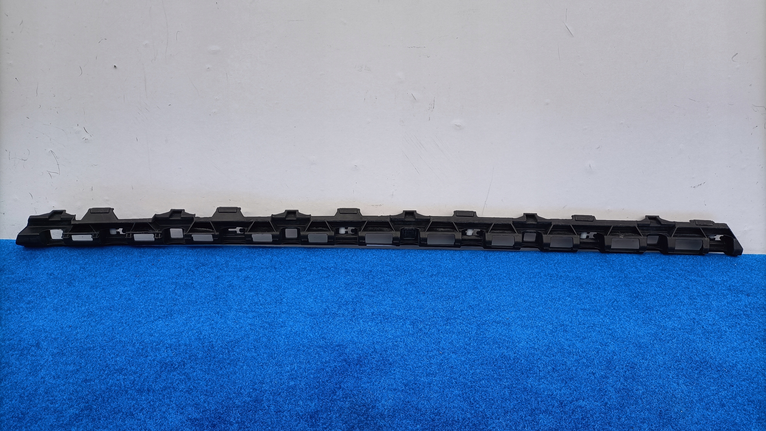 VW PASSAT B8 right bracket holder mouldings PROGOWEJ 106501400100 K89/613