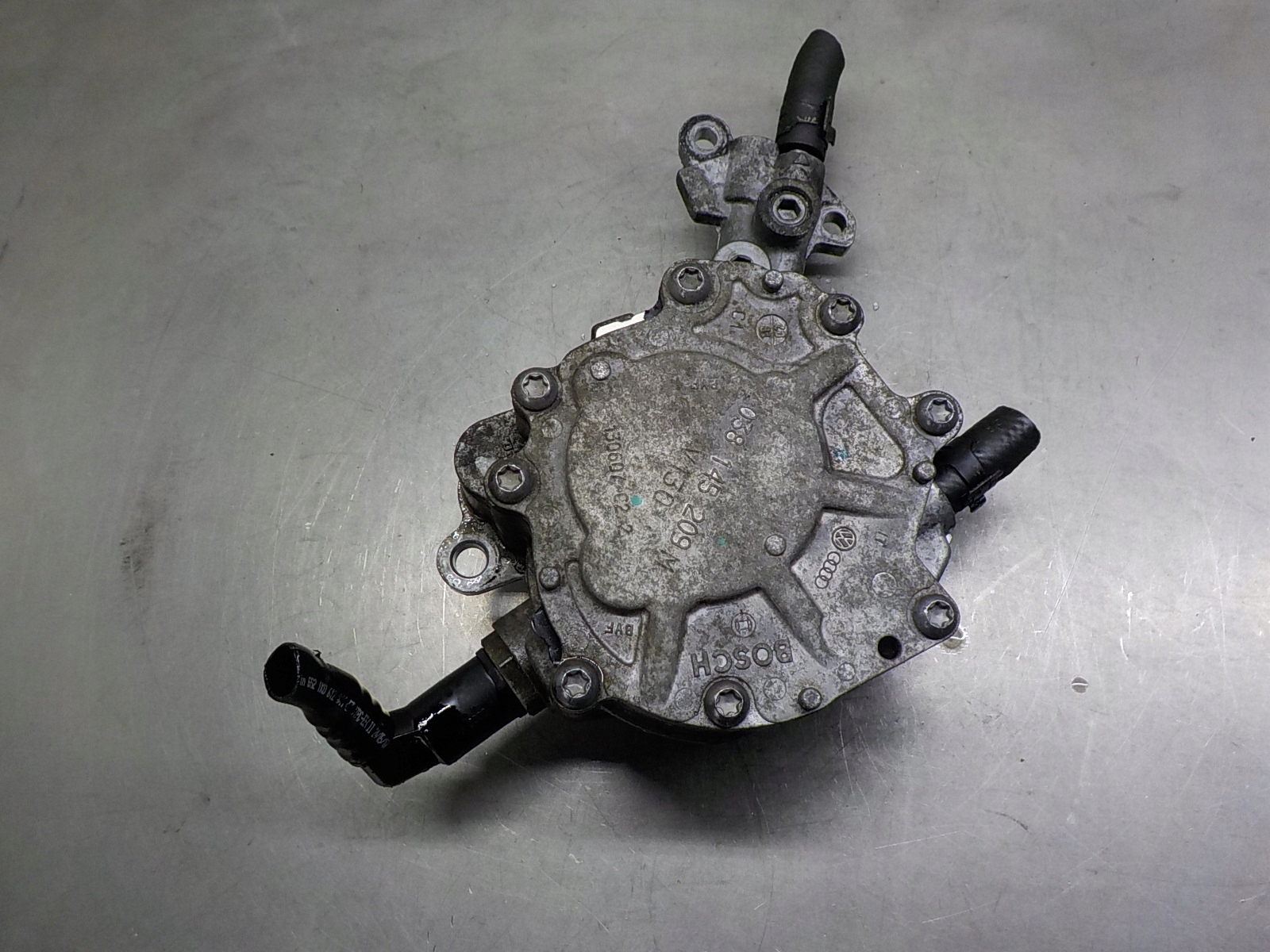 VW GOLF V Pompa VACUM 038145209M