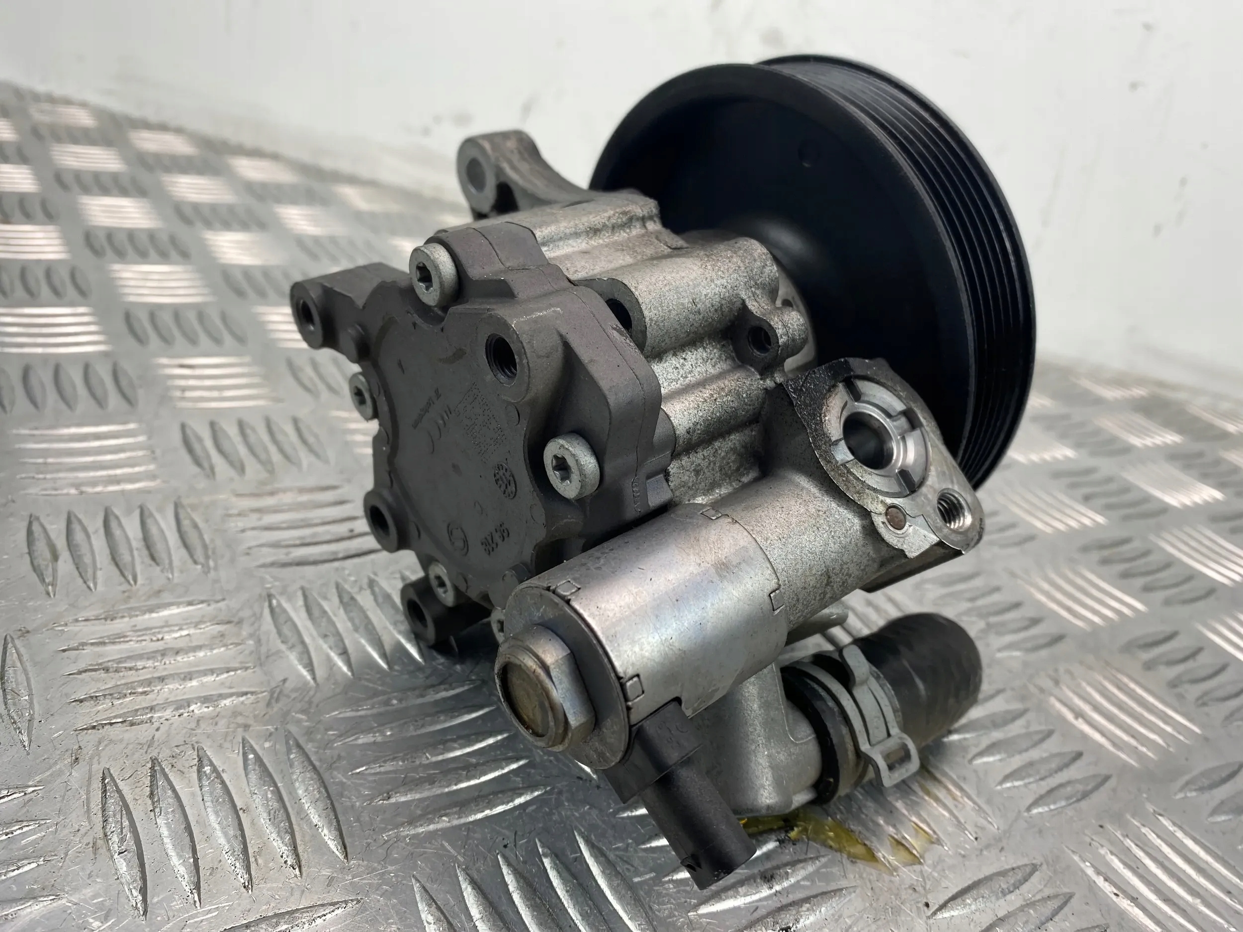 MERCEDES C W204 1.8CGI servo pump A0064667601