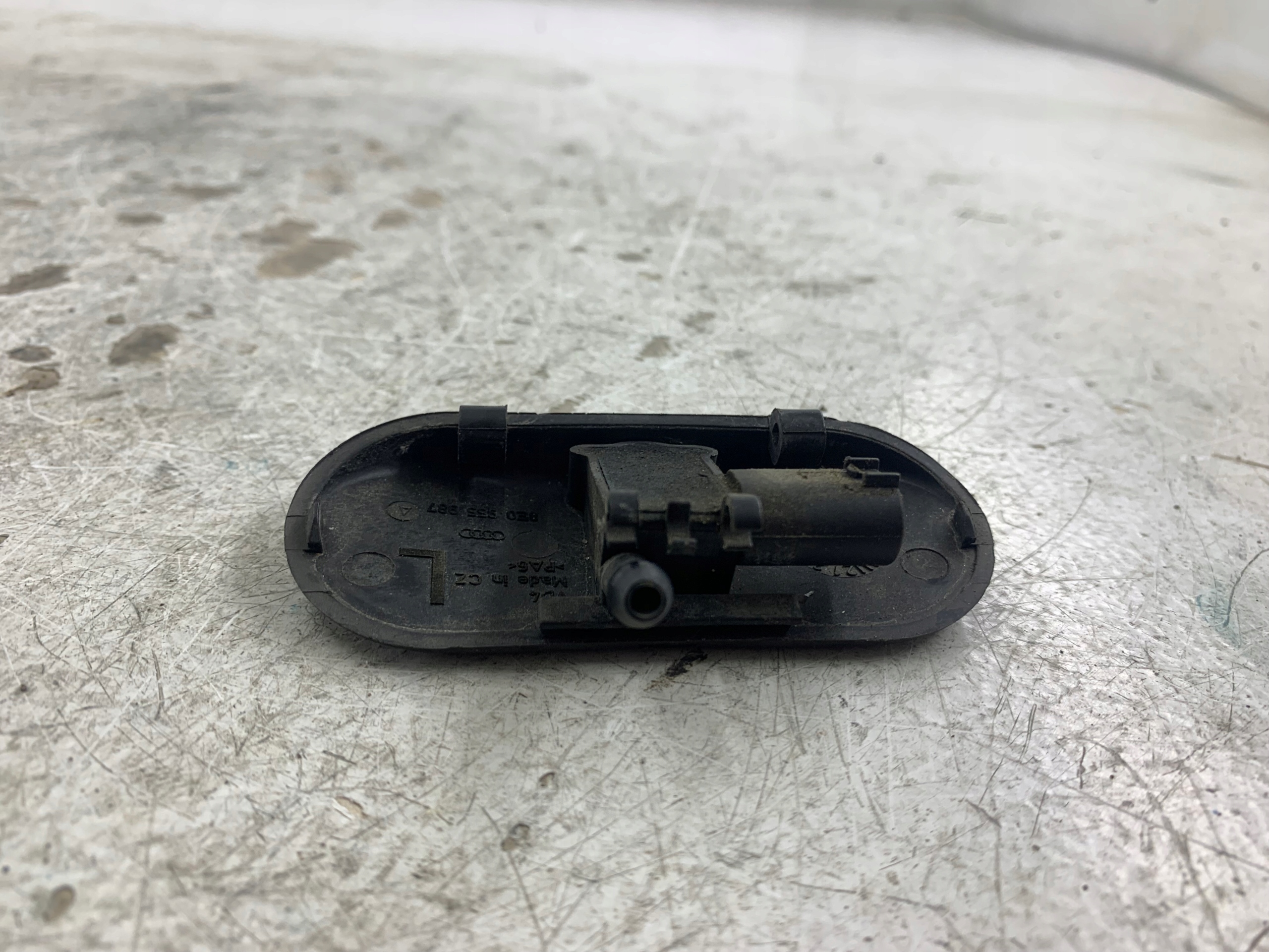 AUDI A4 B6 buse lave glaces gauche 8E0955987