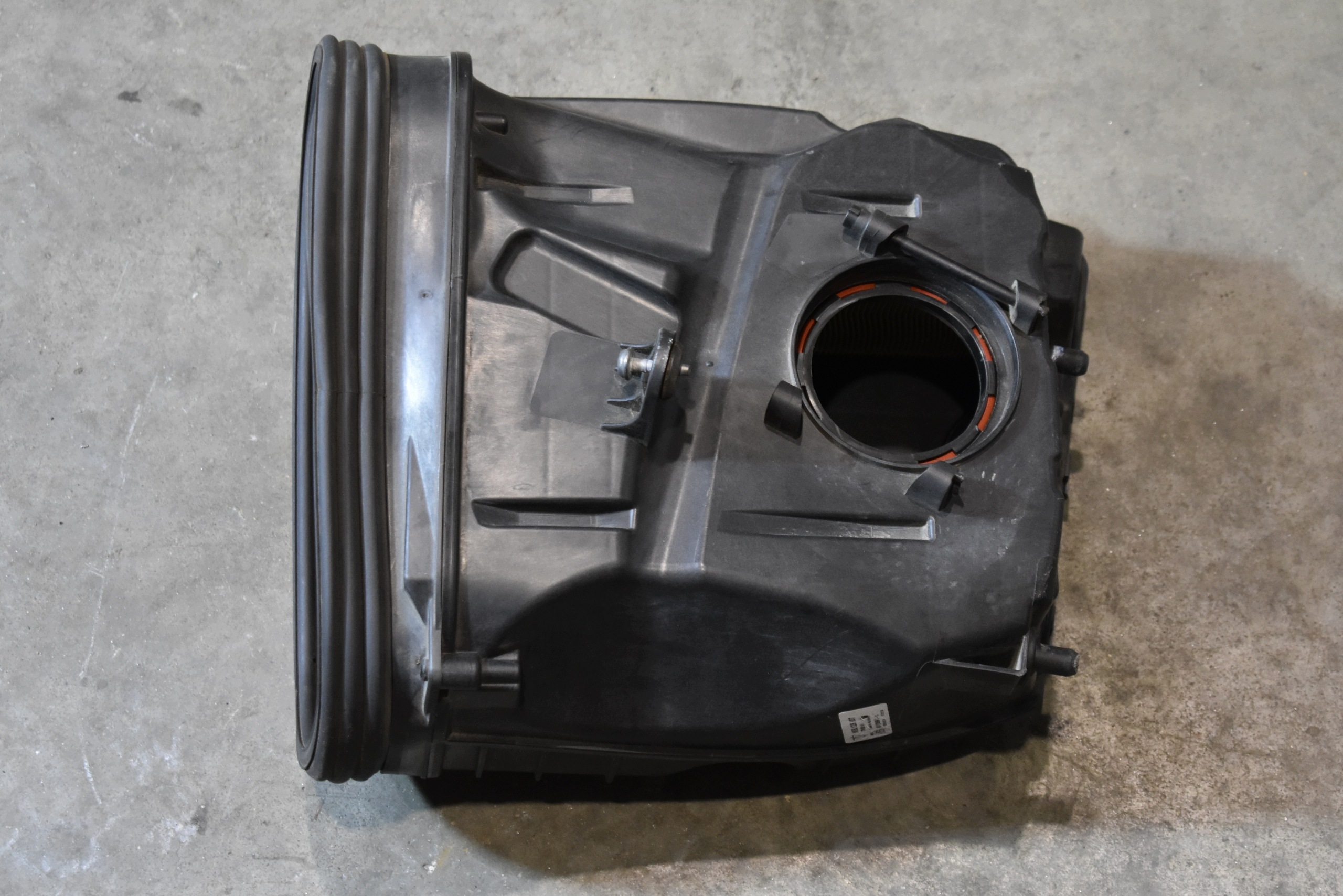 perfect condition air filter housing right KPL. PORSCHE MACAN 95B128607