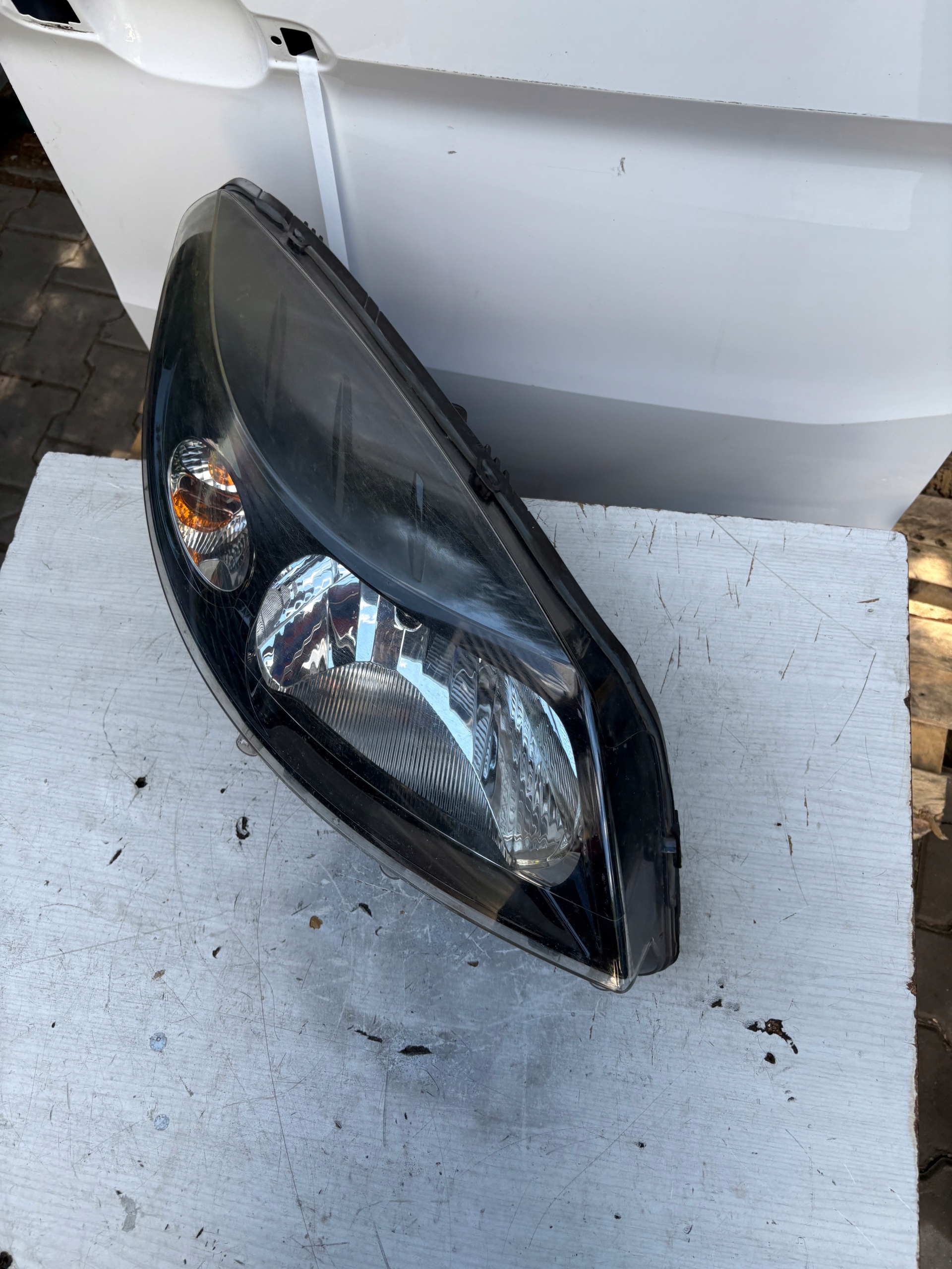 light front right Dacia Sandero and Europa stan bdb