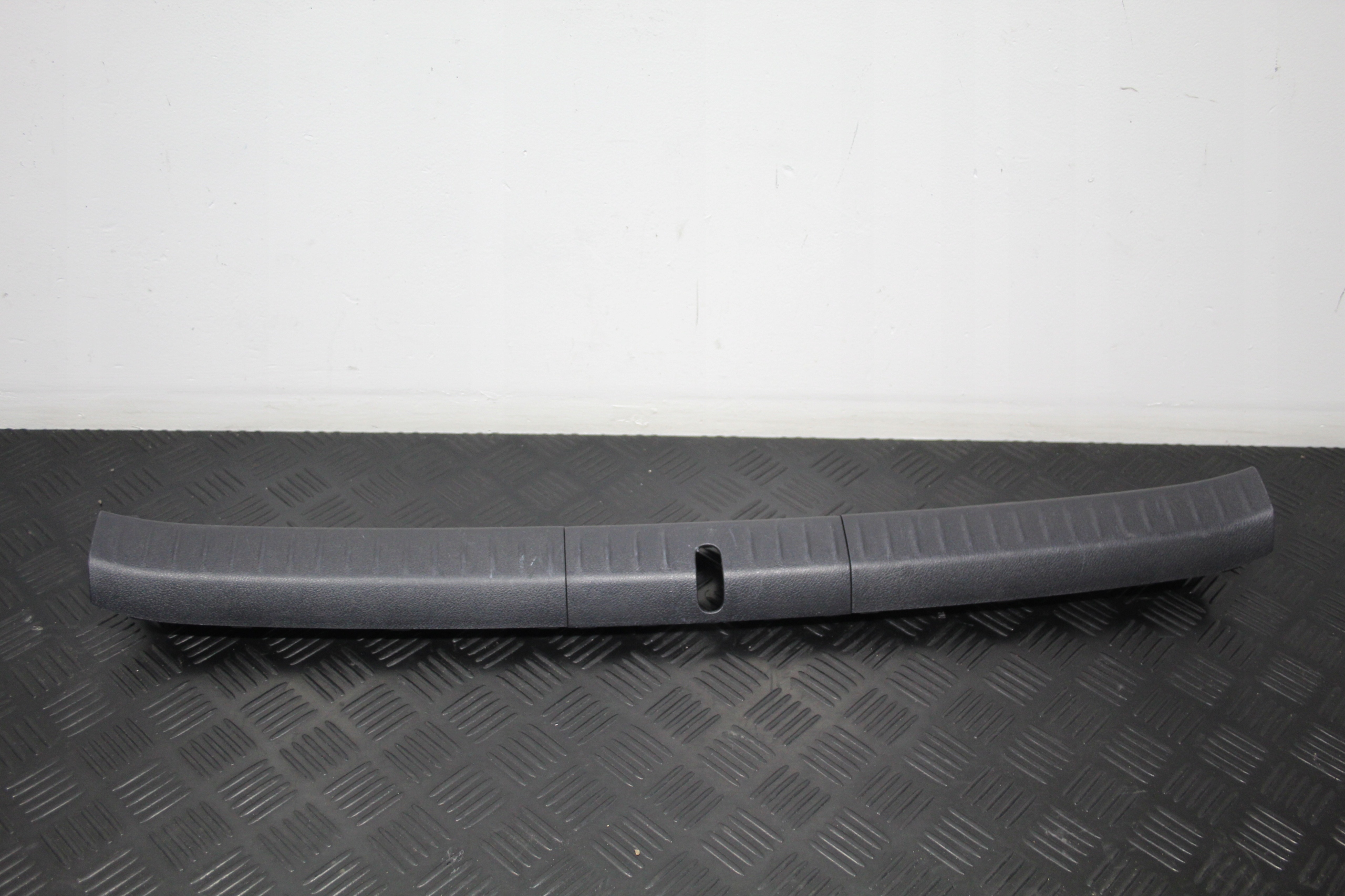 cap supports of the threshold boot LEXUS CT200H 64716-76010