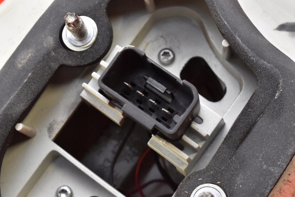 фонарь правый 1K5945096G vw JETTA 5 V седан 05-11