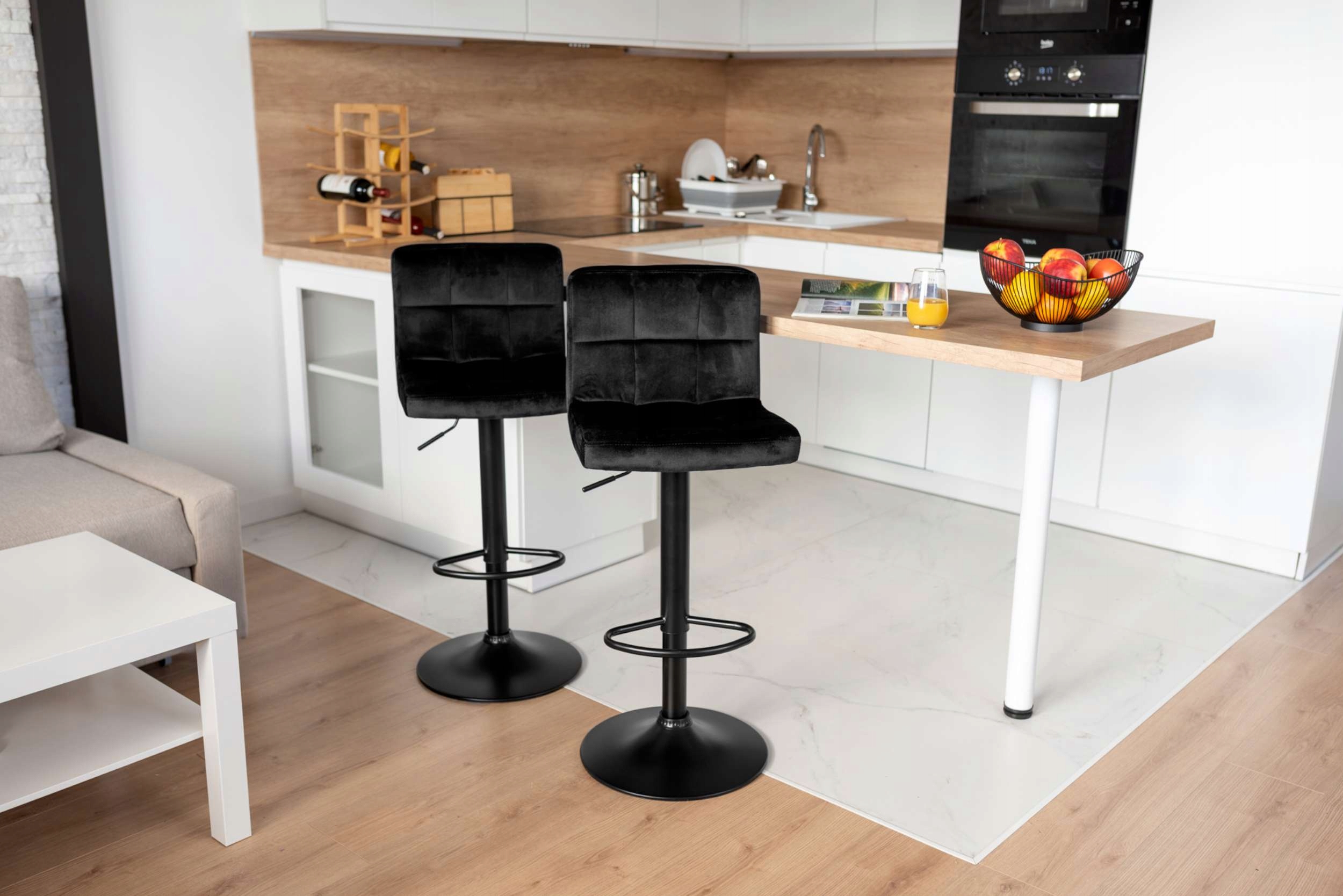 KRZESŁO BAROWE OBROTOWE REGULOWANE PIKOWANE WELUROWE HOKER CZARNY VELVET Kod producenta 5902340320327