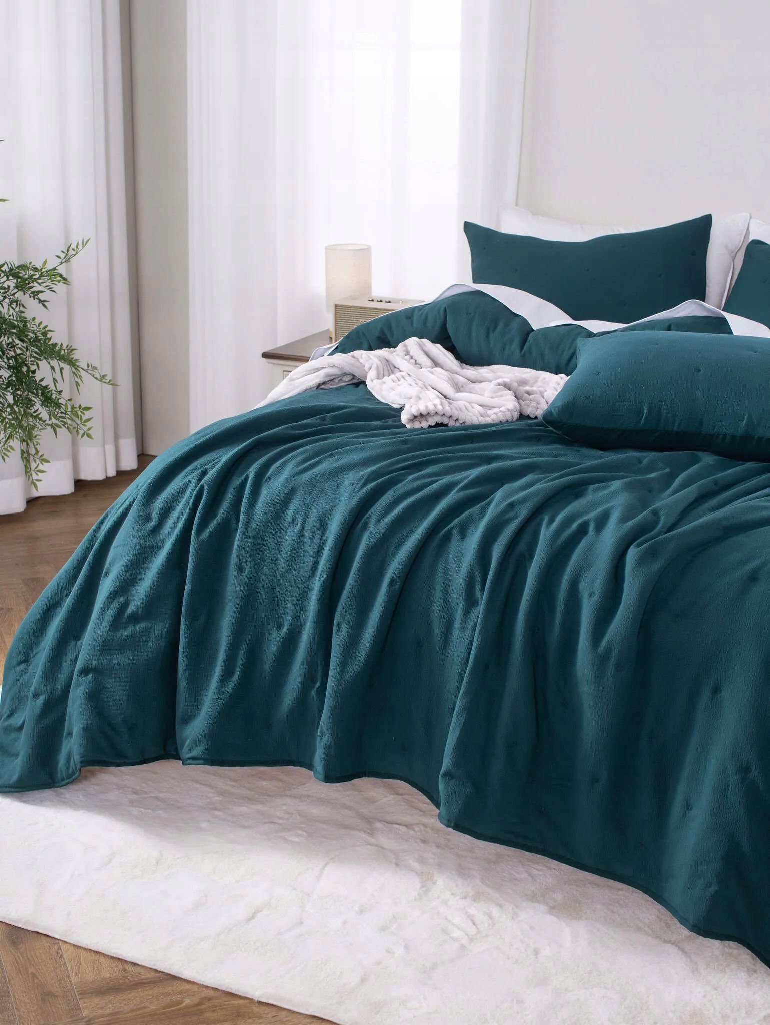 Dekorativní texturovaný přehoz Dotta 240x260 smaragdová s výšivkou puntíků