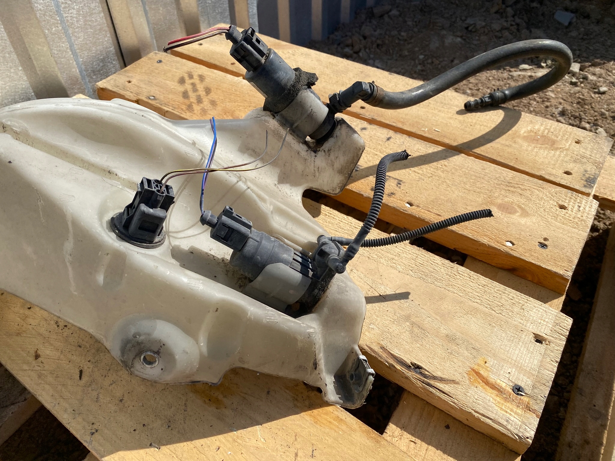 Behälter der Spritzdüse AUDI A4 B7 8E0955451AN