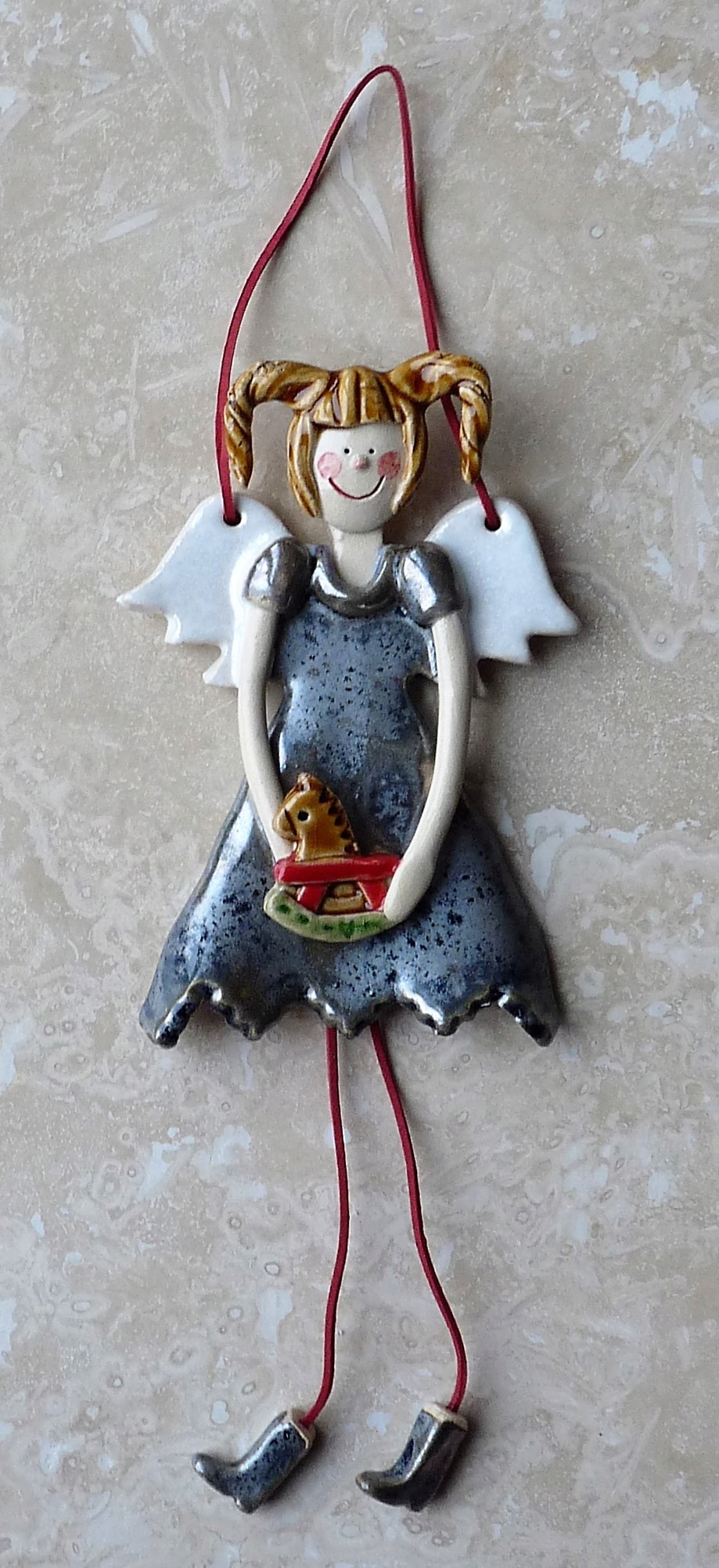 Keramická figurka Anděl Šedý Dívka s koníkem Dárek 21 cm