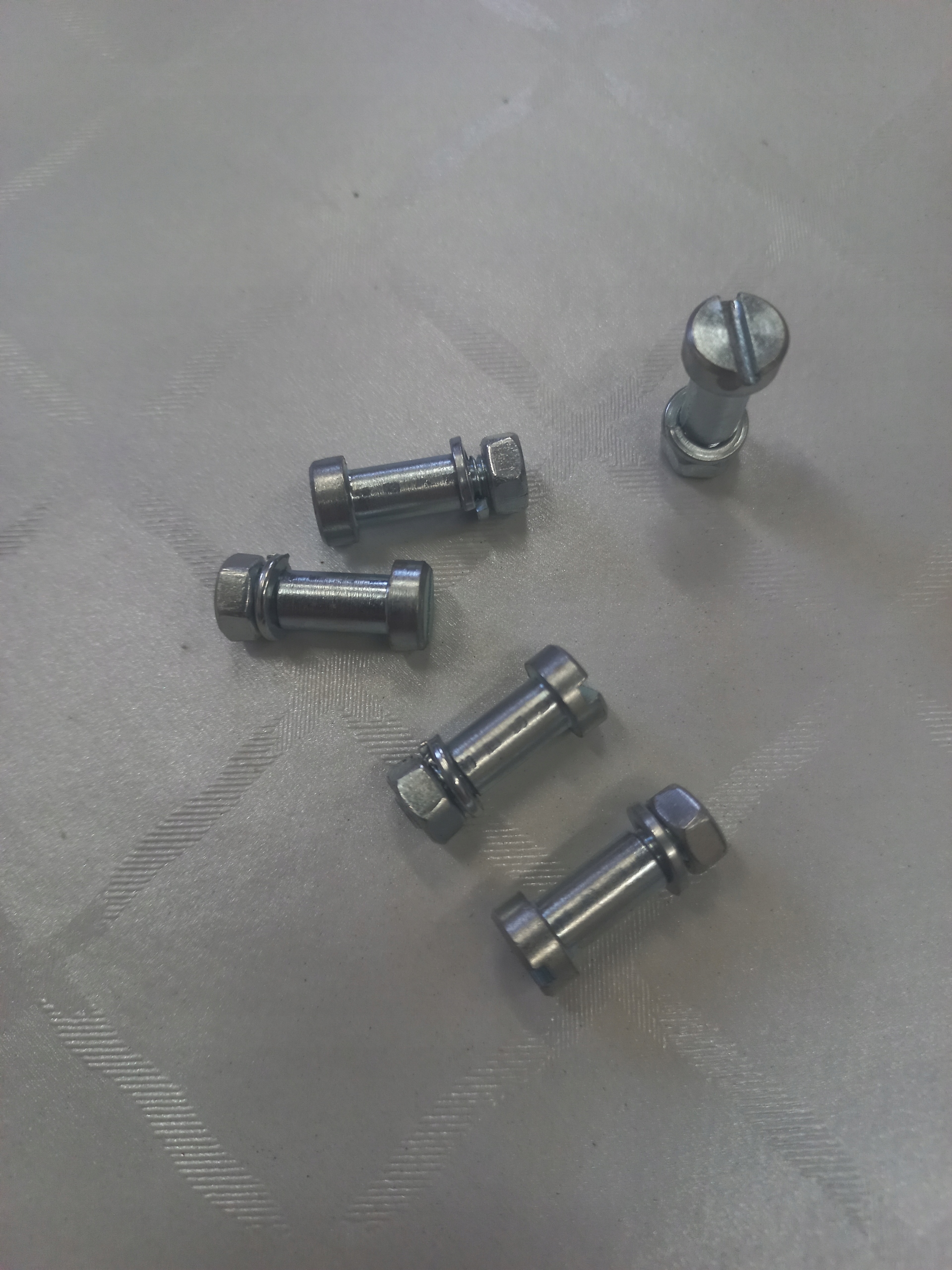 ŚRUBA ŚRUBKA SRUBKA MANETKI ROMET KOMAR MOTORYNKA OGAR KADET POLO KLAMKI