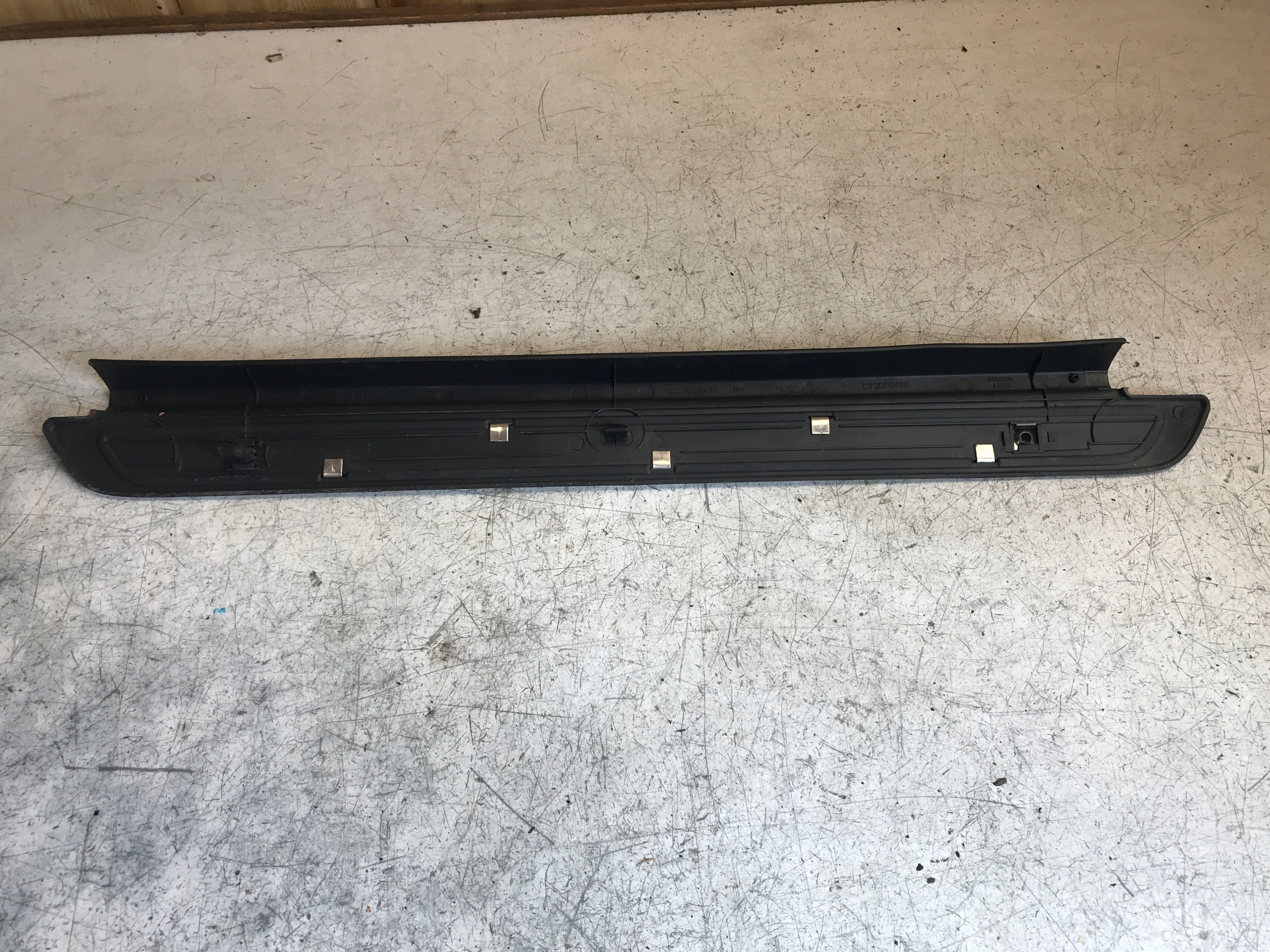 moulding cap of the threshold right front VOLVO V40