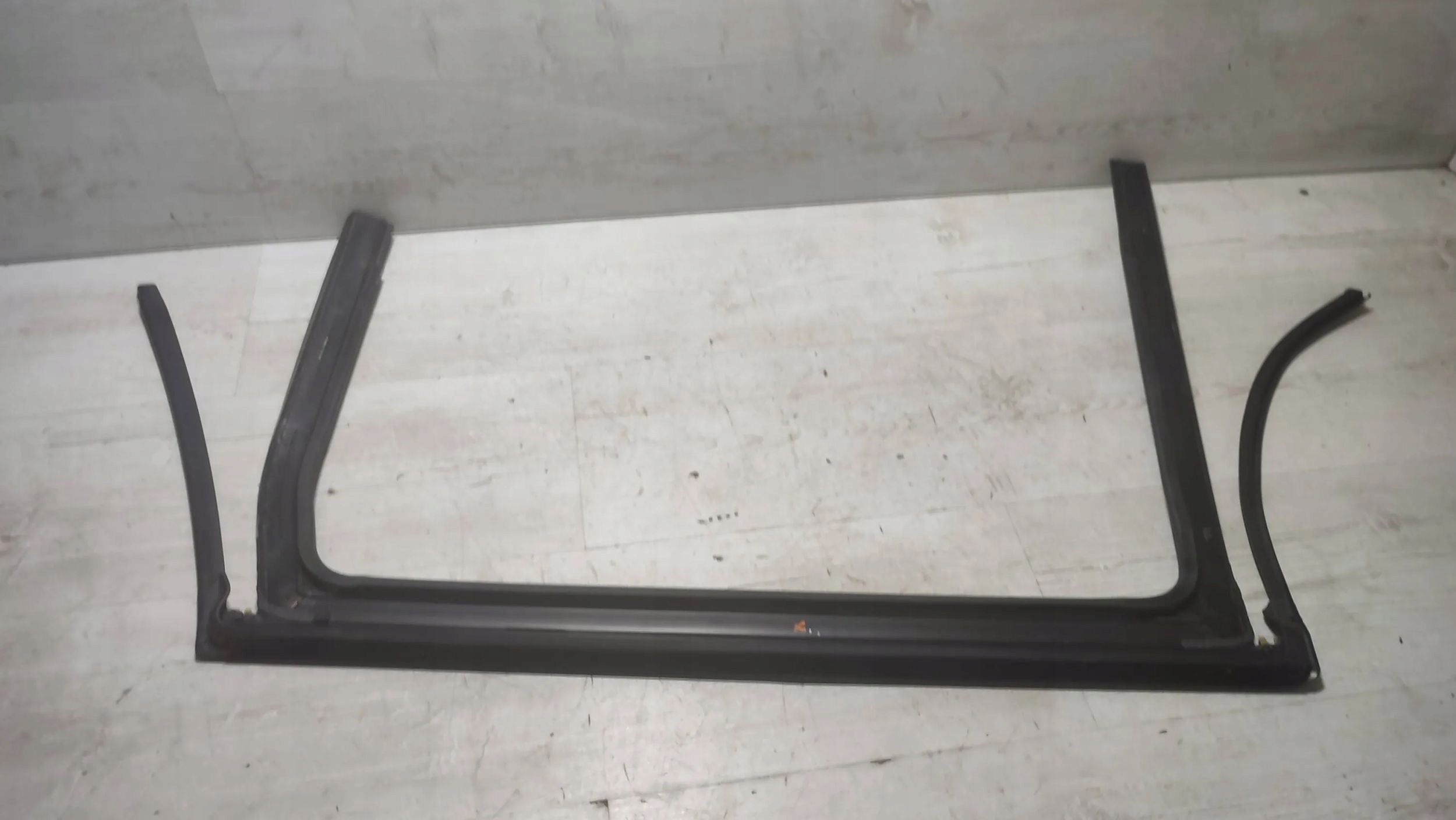 Jeep Cherokee 2015 rear part side right rubber gasket door tylnych