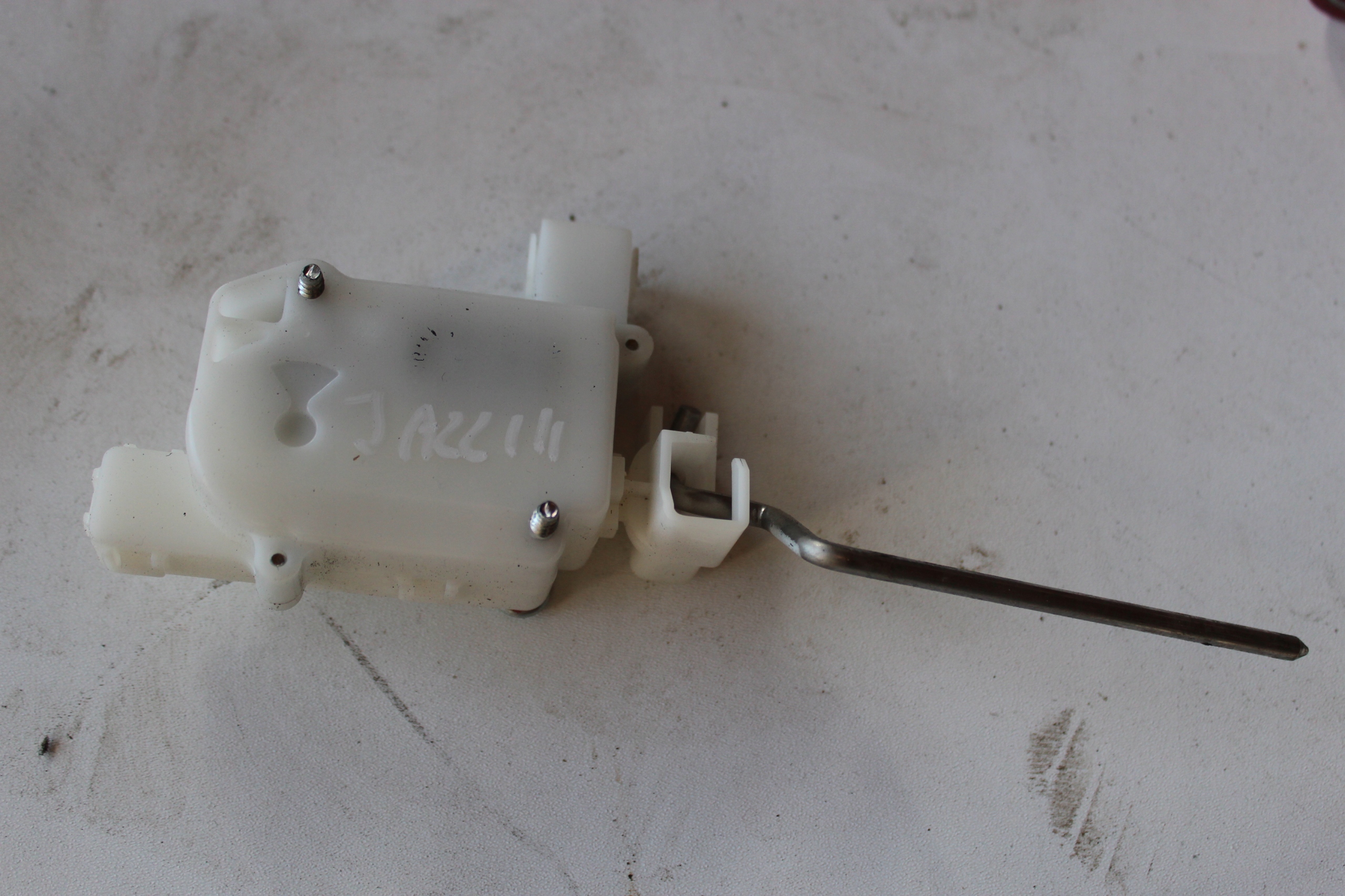 HONDA JAZZ III SIŁOWNIK MECHANIZM WLEWU PALIWA