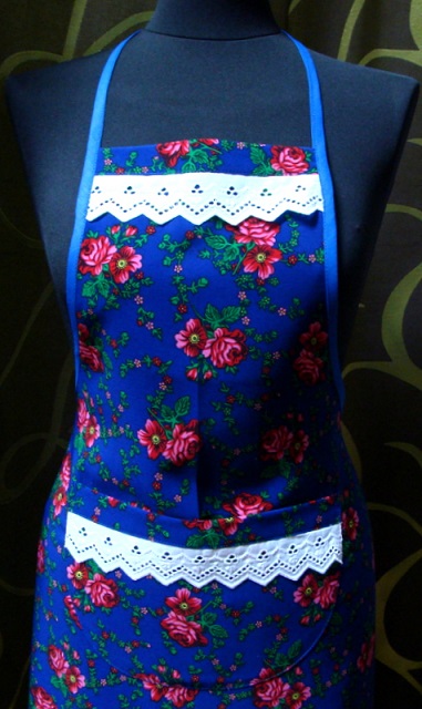 FARTUSZEK KUCHENNY Z HAFTOWANĄ KORONKĄ FOLK Kod producenta brak