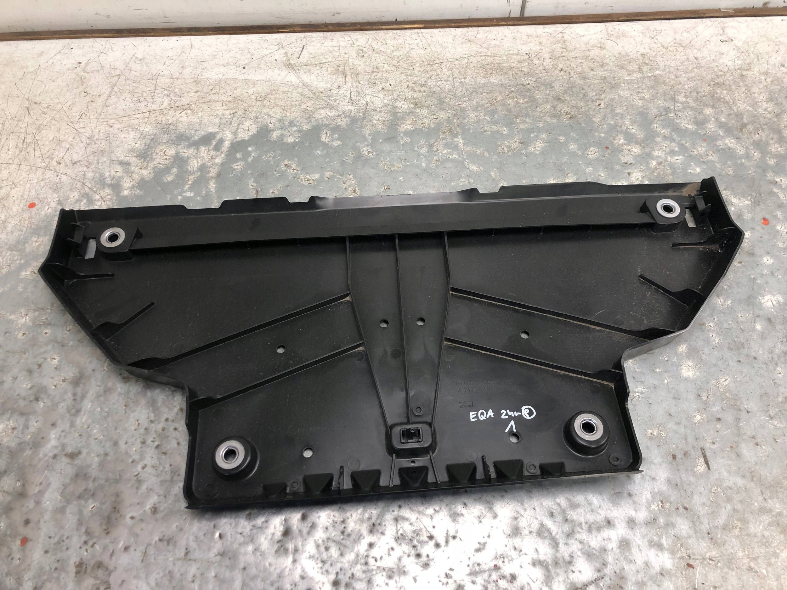 cover chassis MERCEDES EQA A2433520600