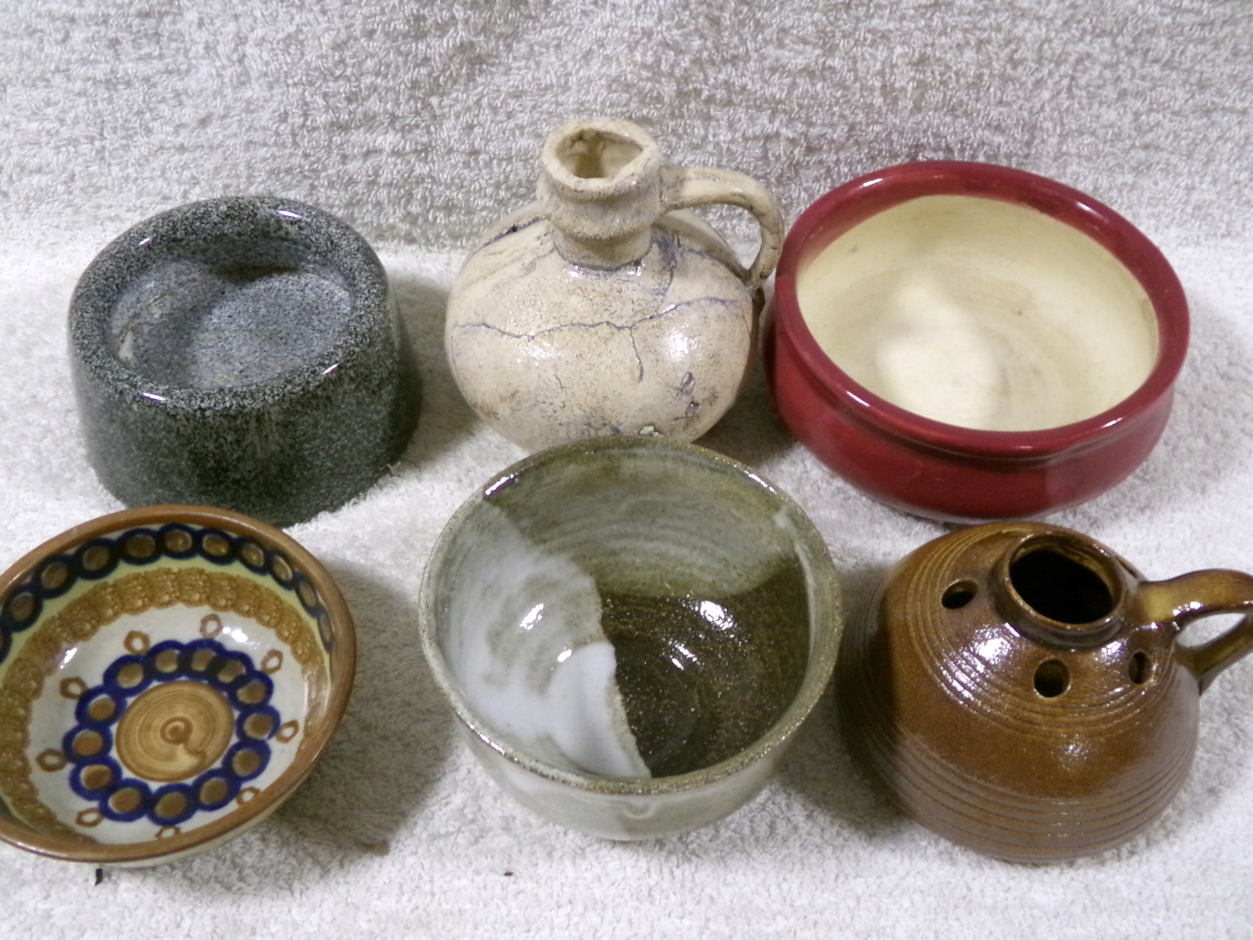 ZESTAW RÓŻNYCH RZECZY Z CERAMIKI