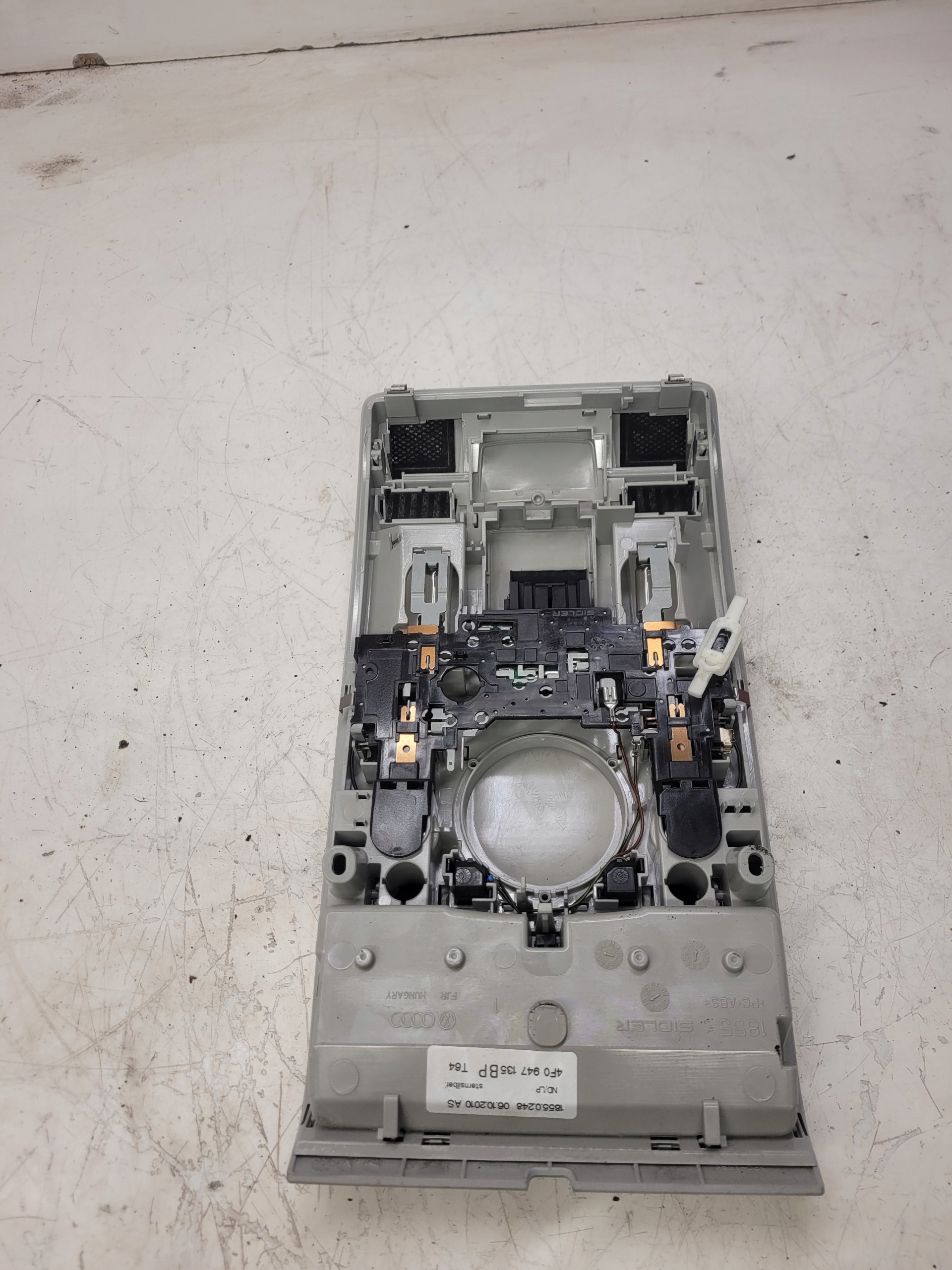 light OSWIETLENIE cabs AUDI A6 C6 4F0947135BP
