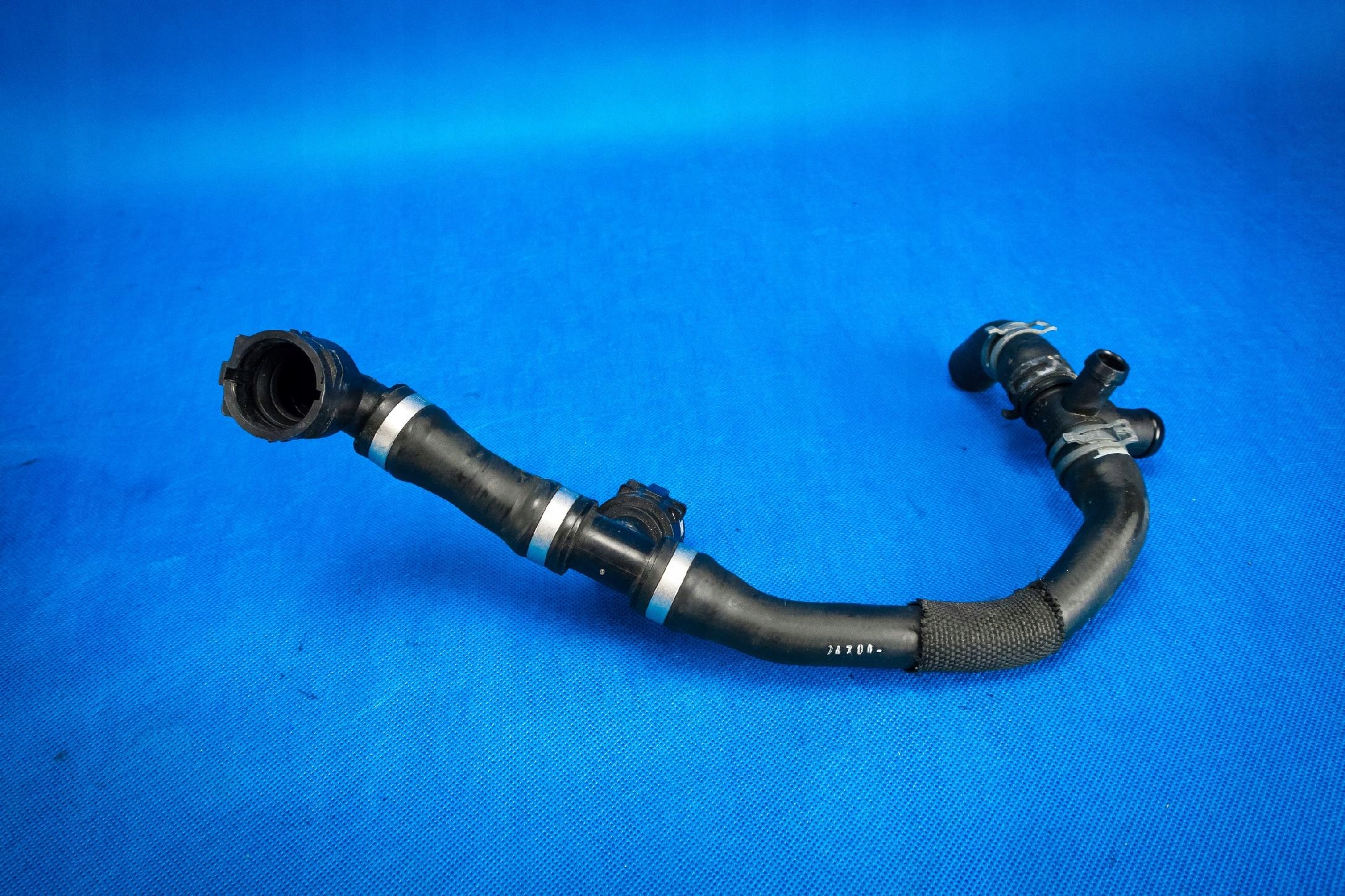 hose wodny Audi A4 A5 8W 8W0121030Q 2.0TDI