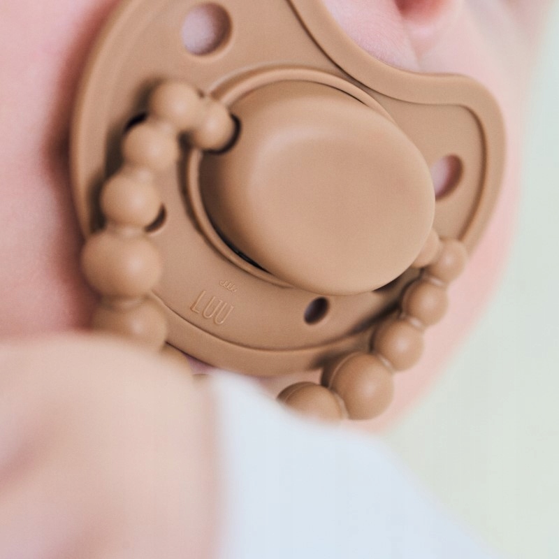 LUU - Smoczek pozycjonujący (6m+), milkhazelnut Wiek dziecka 6 m +