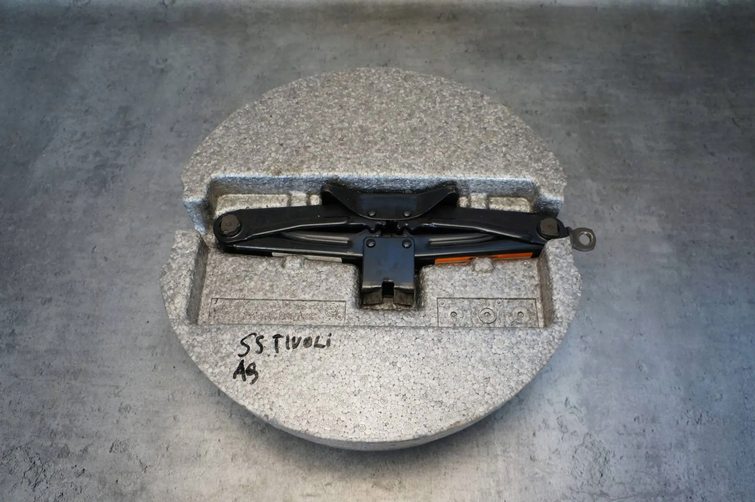 WINDA LEWAREK KLUCZ PODNOŚNIK WKŁAD KOŁA ZAPASOWEGO SSANGYONG TIVOLI Typ samochodu 4x4/SUV