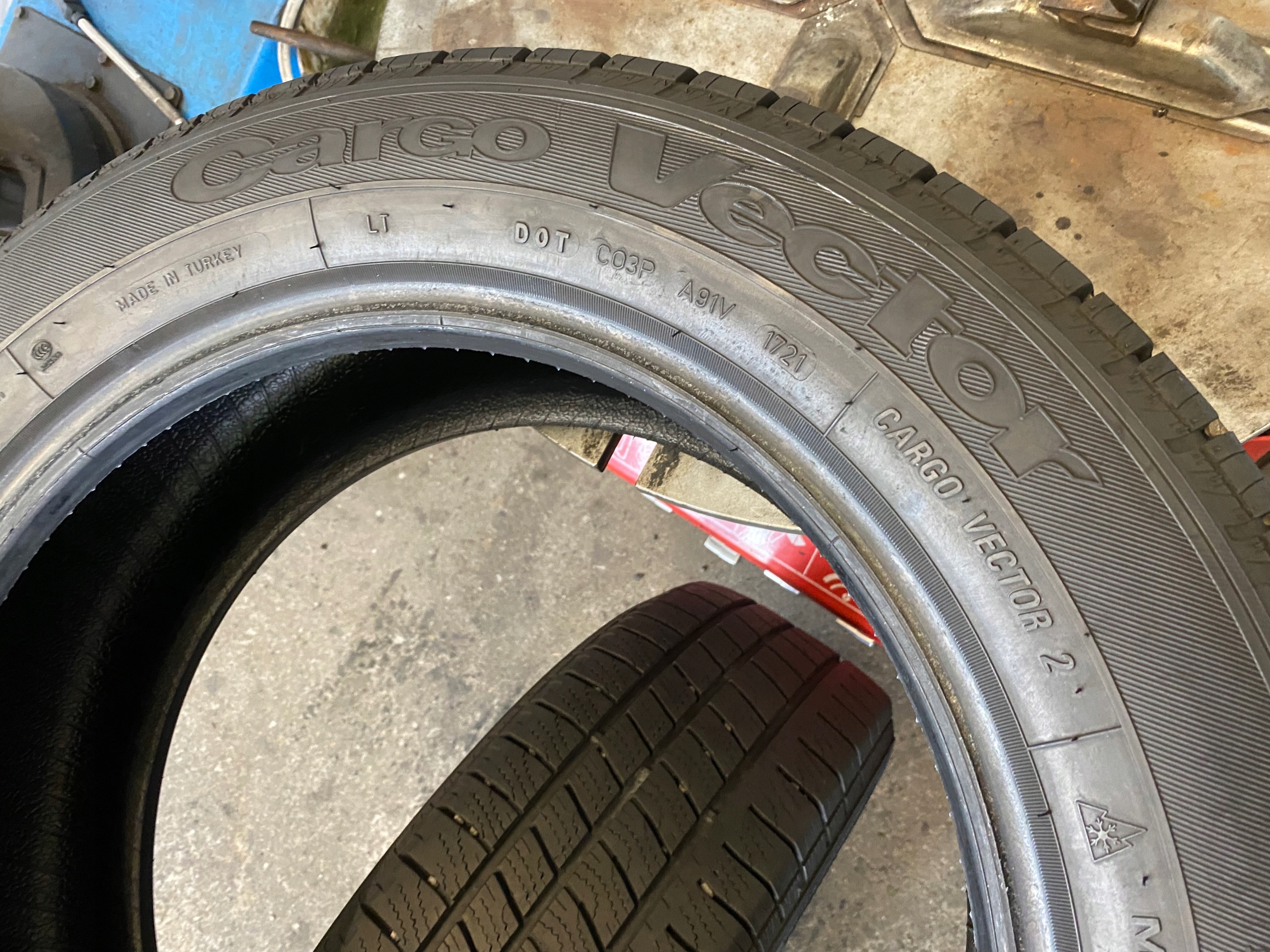 2 tyres CALOROCZNE 215/60R17C Goodyear Cargo Vector 2 8mm