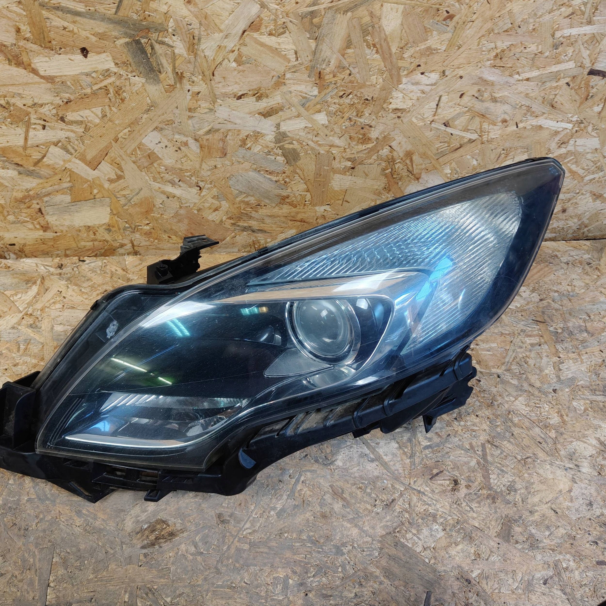 Reflektor front side left Opel Zafira C damaged 030126320100