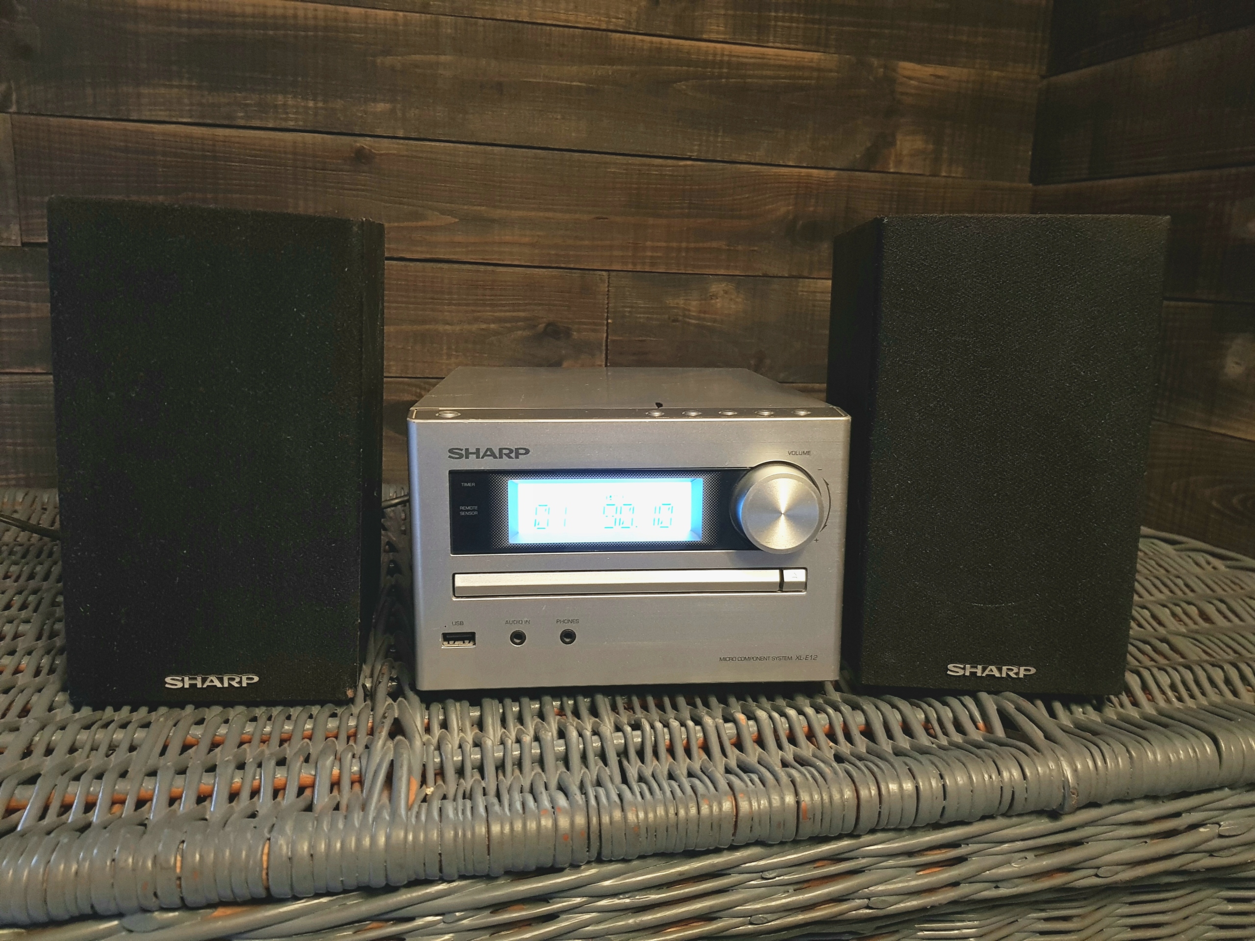 1392. WIEŻA SHARP XL-E12H