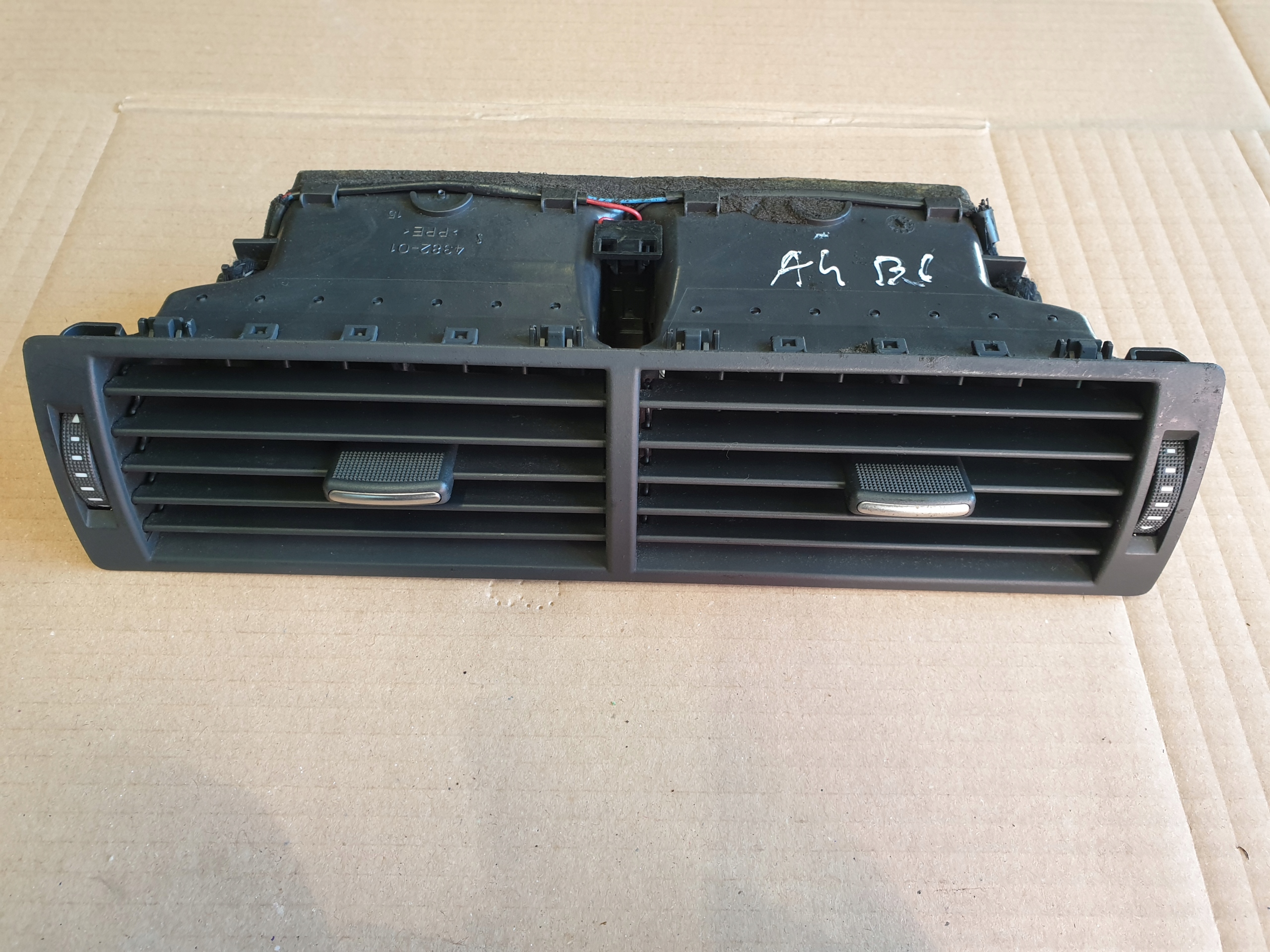 KRATKI WENTYLACYJNE grid AUDI A4 B6 8E0820902F 8E0820901F 8E0820951H