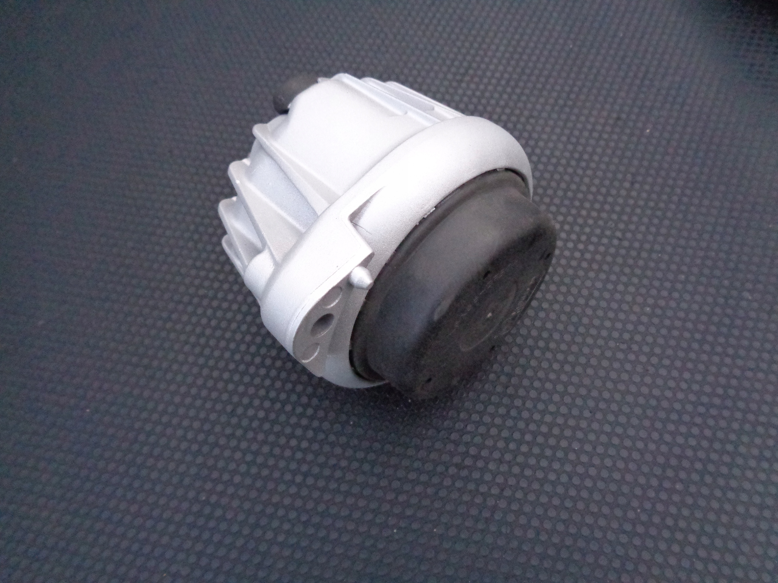 BMW E87 E90 X1 M47N2 N47 PODUSZKA SILNIKA 2.0 D Numer katalogowy części 13981112