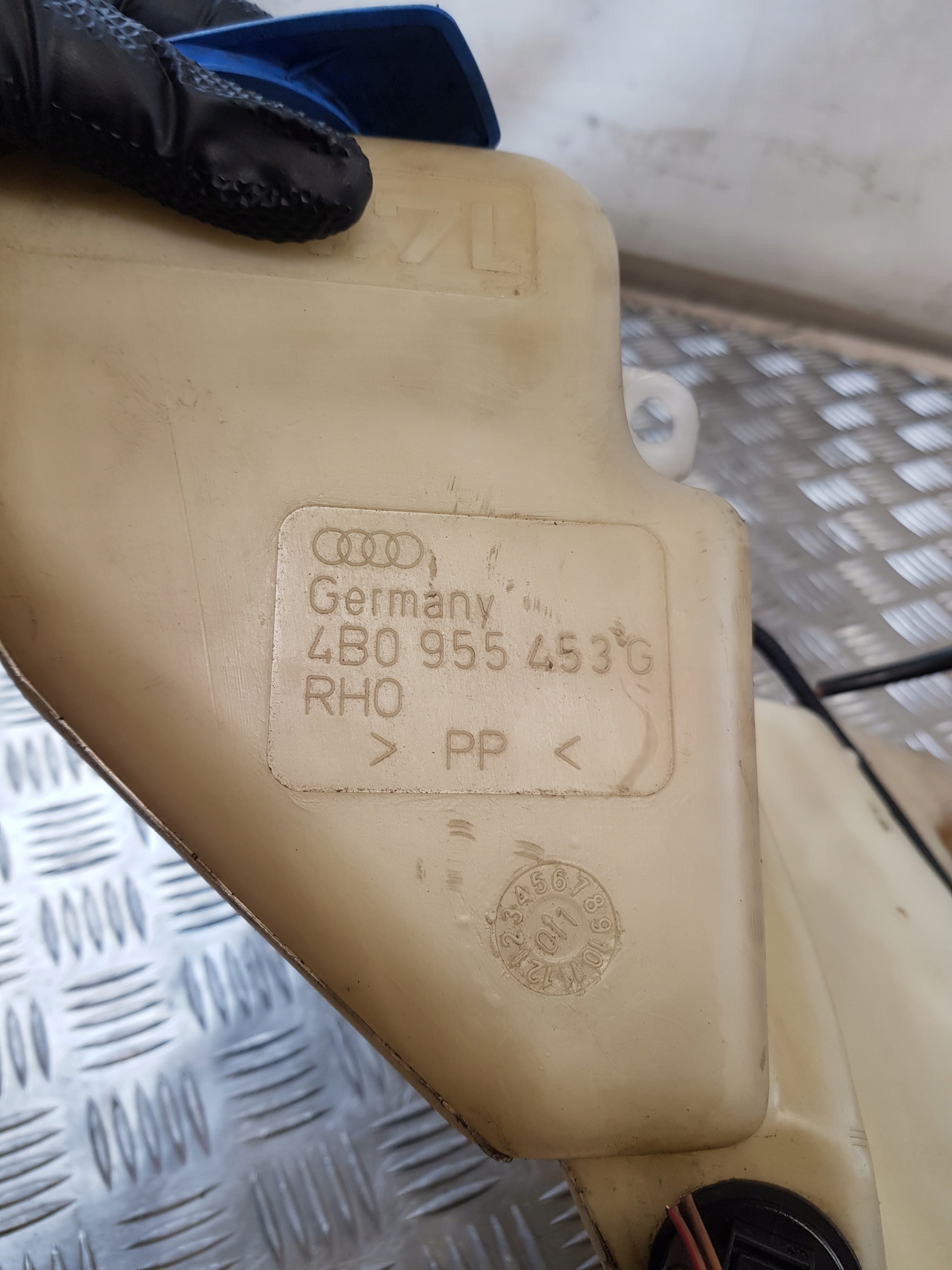 washer fluid tank OE 4B0955453G + POMPKI +sensor AUDI A6 C5 sedan