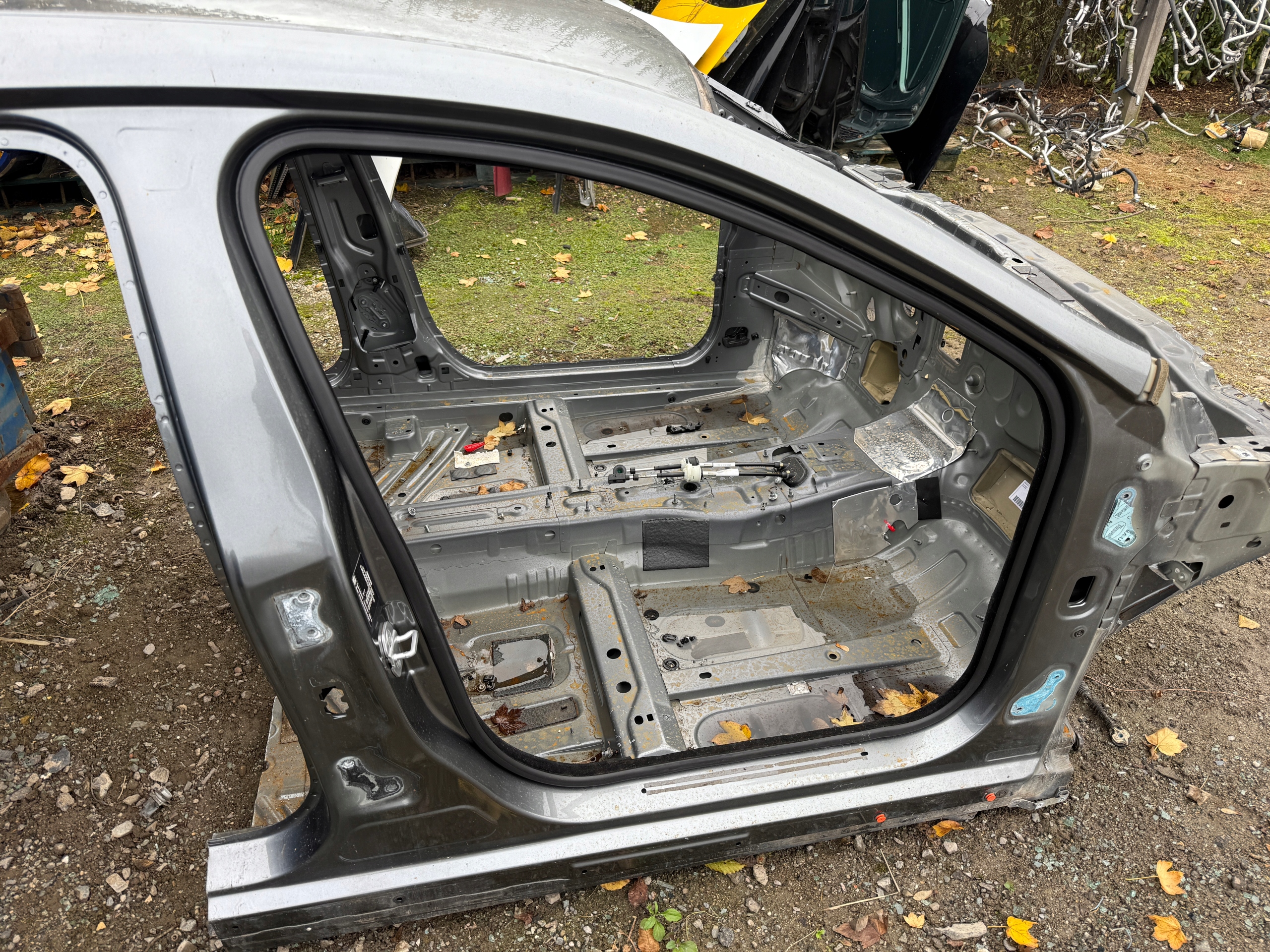 INFINITI Q30 pillar central threshold pillar roofs quarter right front