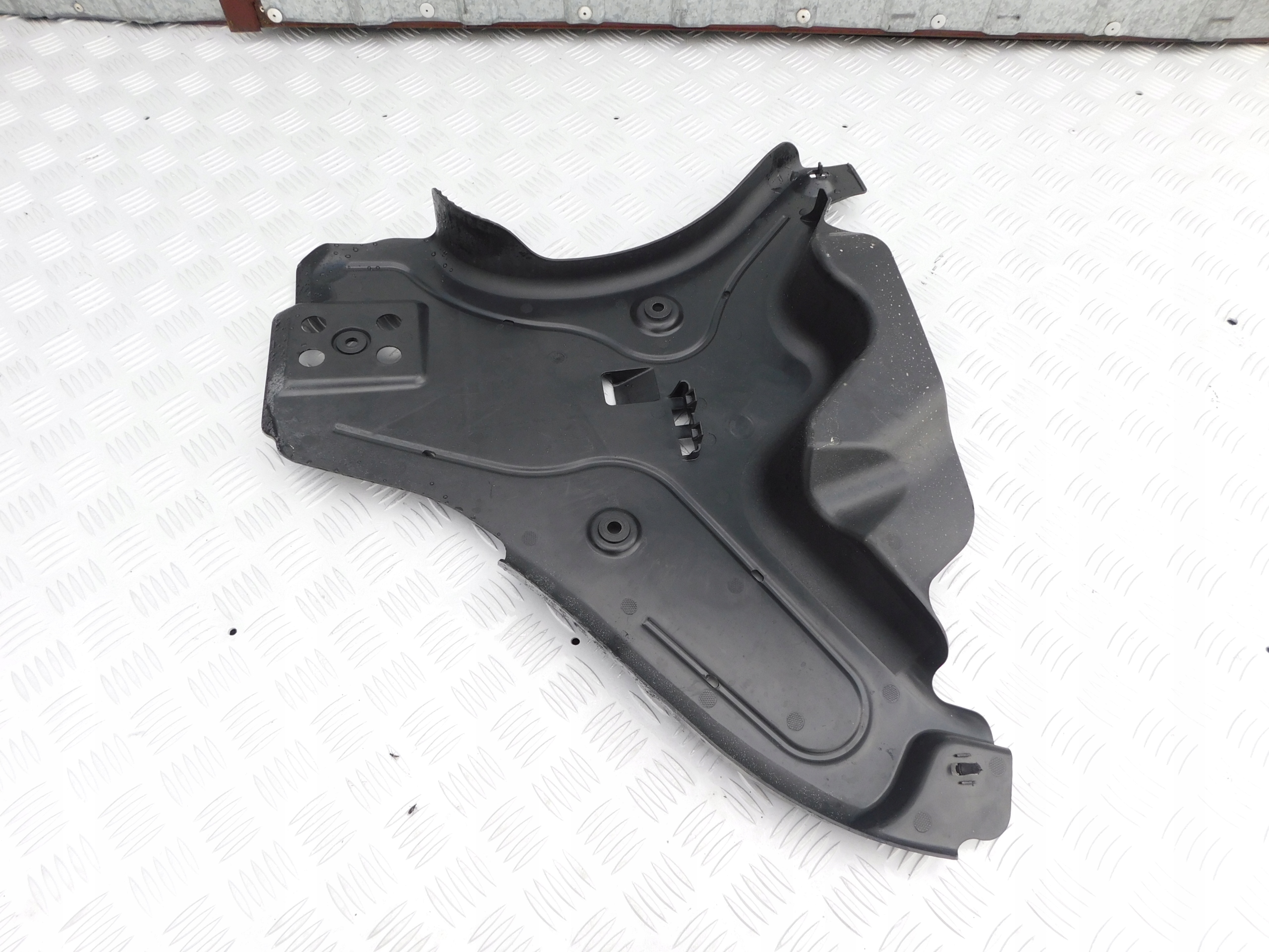 Mercedes Vito A447 Blende Abdeckung des Querlenkers links heck Original A4478890300