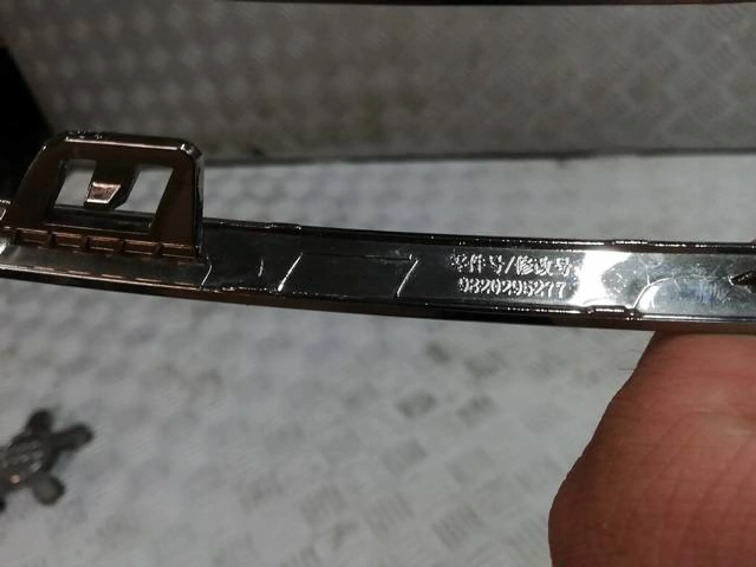 RAMKA CHROM LED C5 AIRCROSS 9820295277 Producent części Peugeot OE