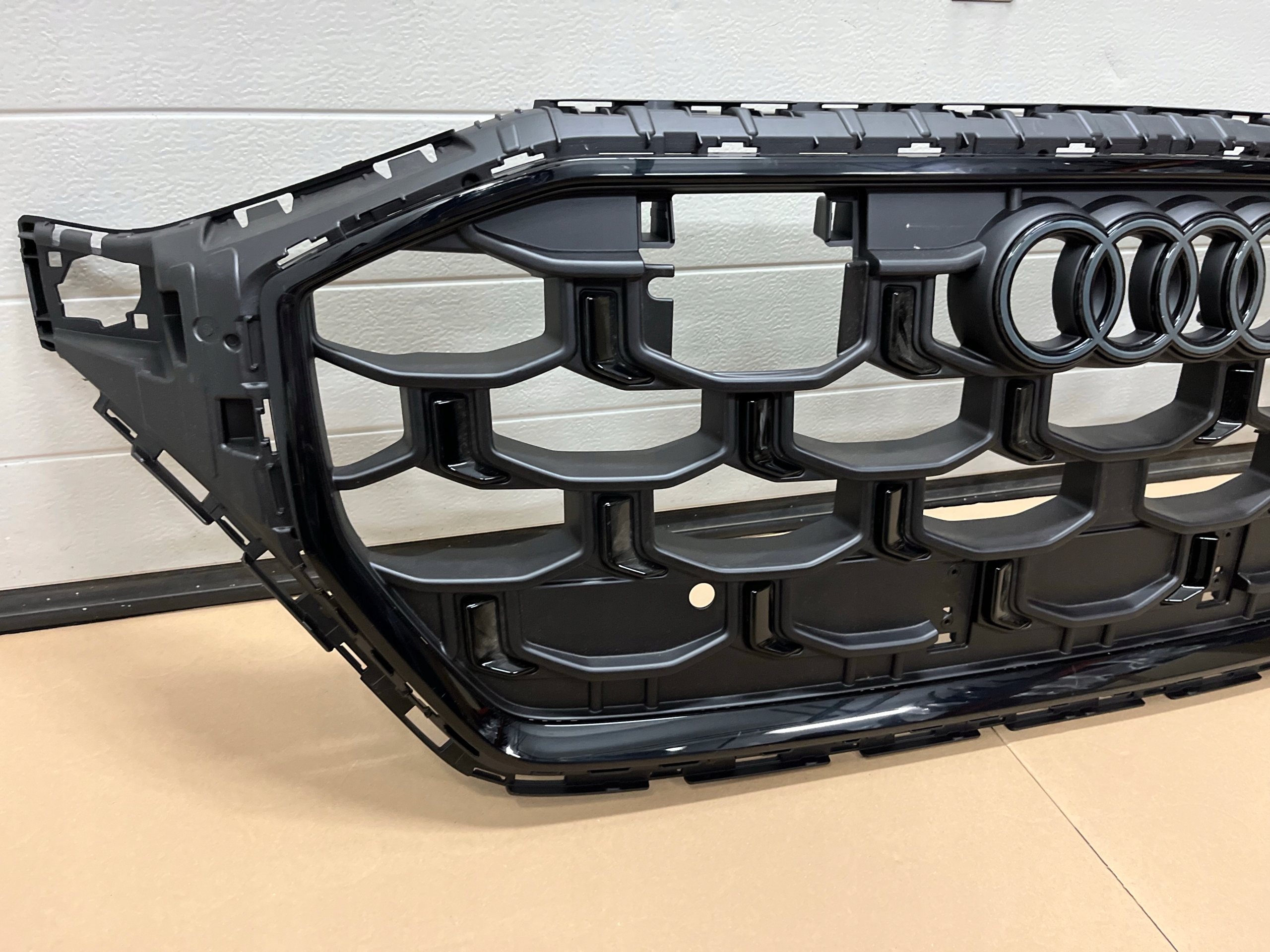 GRILL AUDI Q8 4M8 LIFT 2024 4M8853651 ATRAPA ZDERZAKA AUDI Q8 LIFT Typ samochodu 4x4/SUV Samochody osobowe