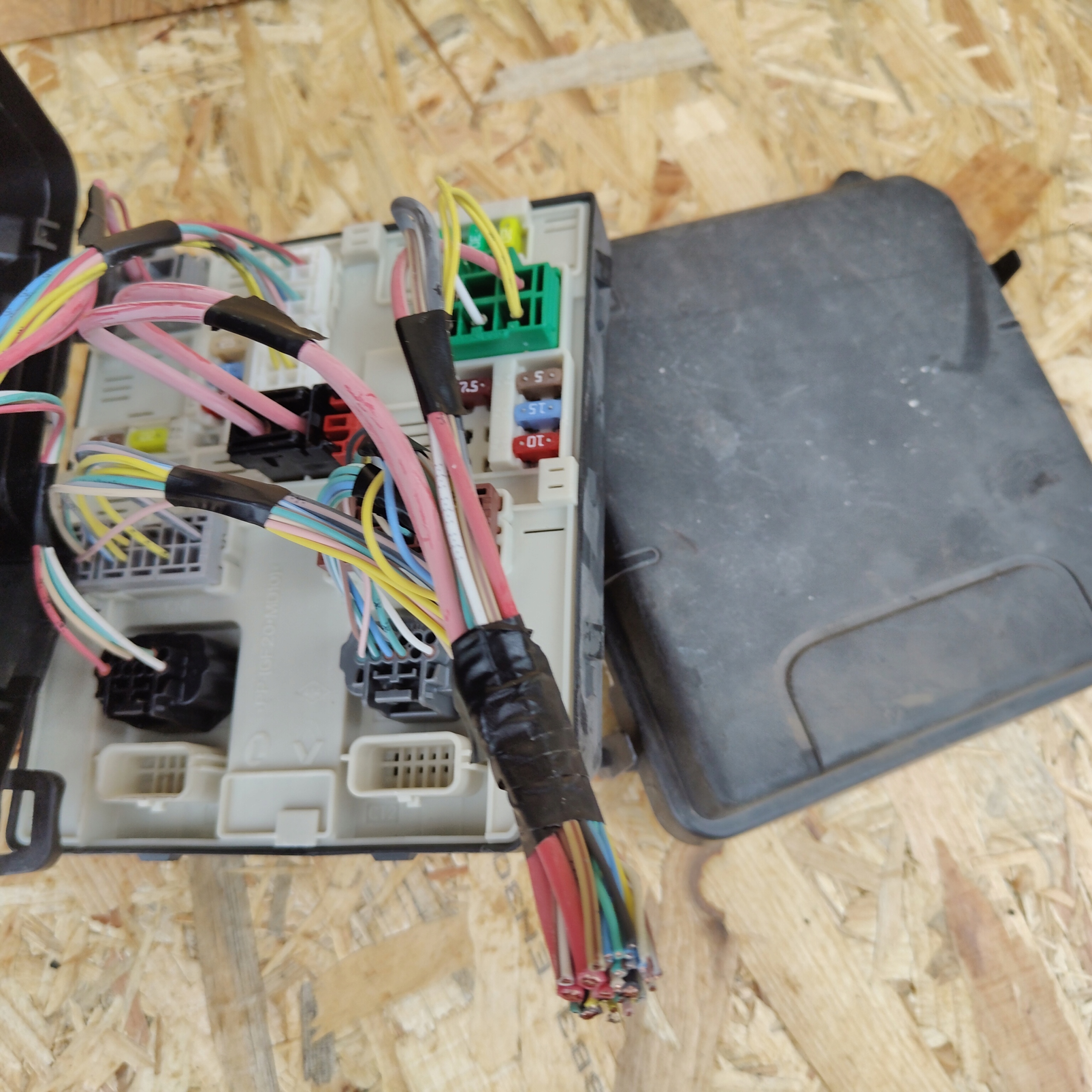 Module fusibles RENAULT 284b64259R