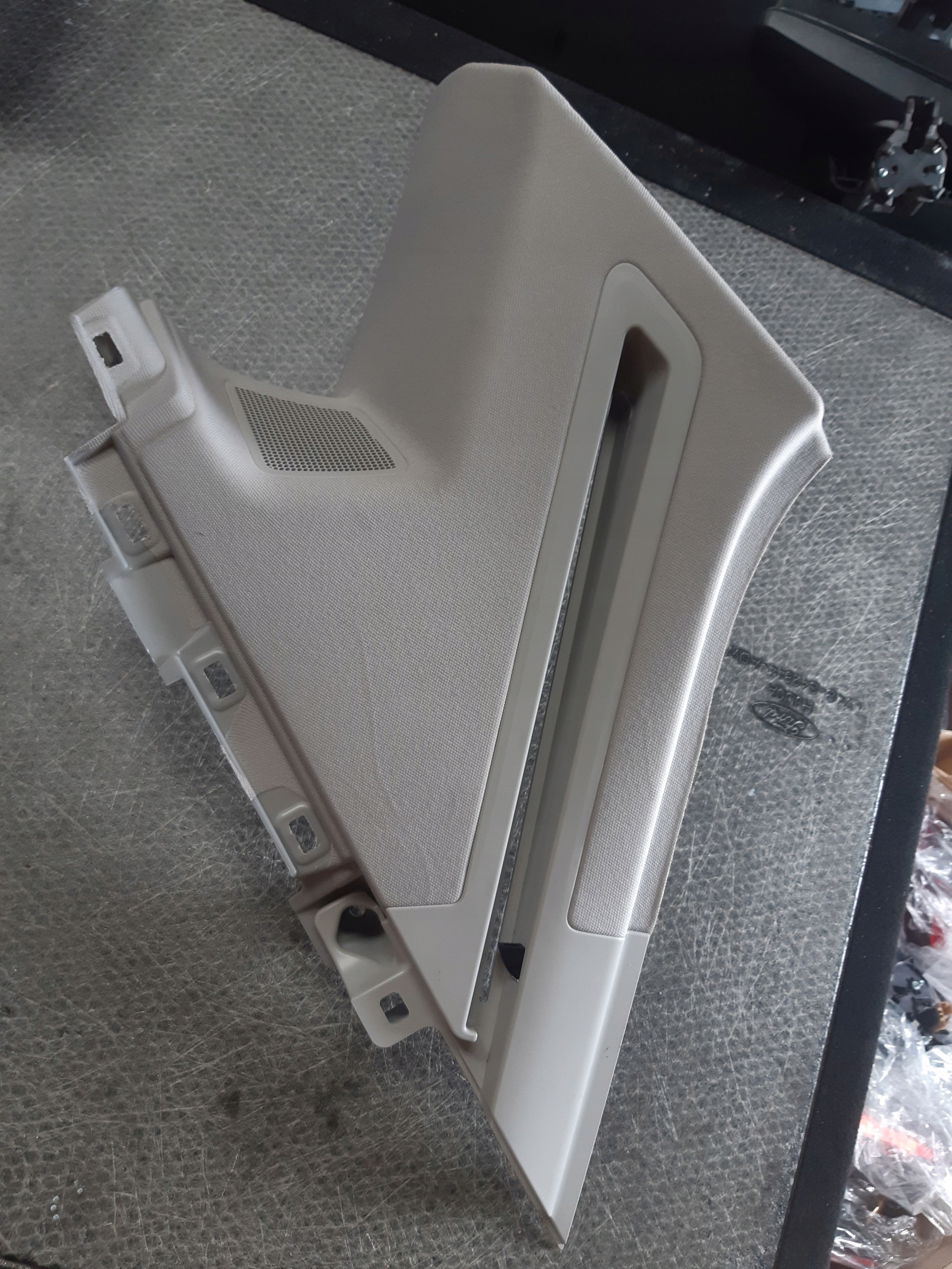 КРИШКА СТІЙКИ P 760867246L VW TOUAREG III DYNAUDIO