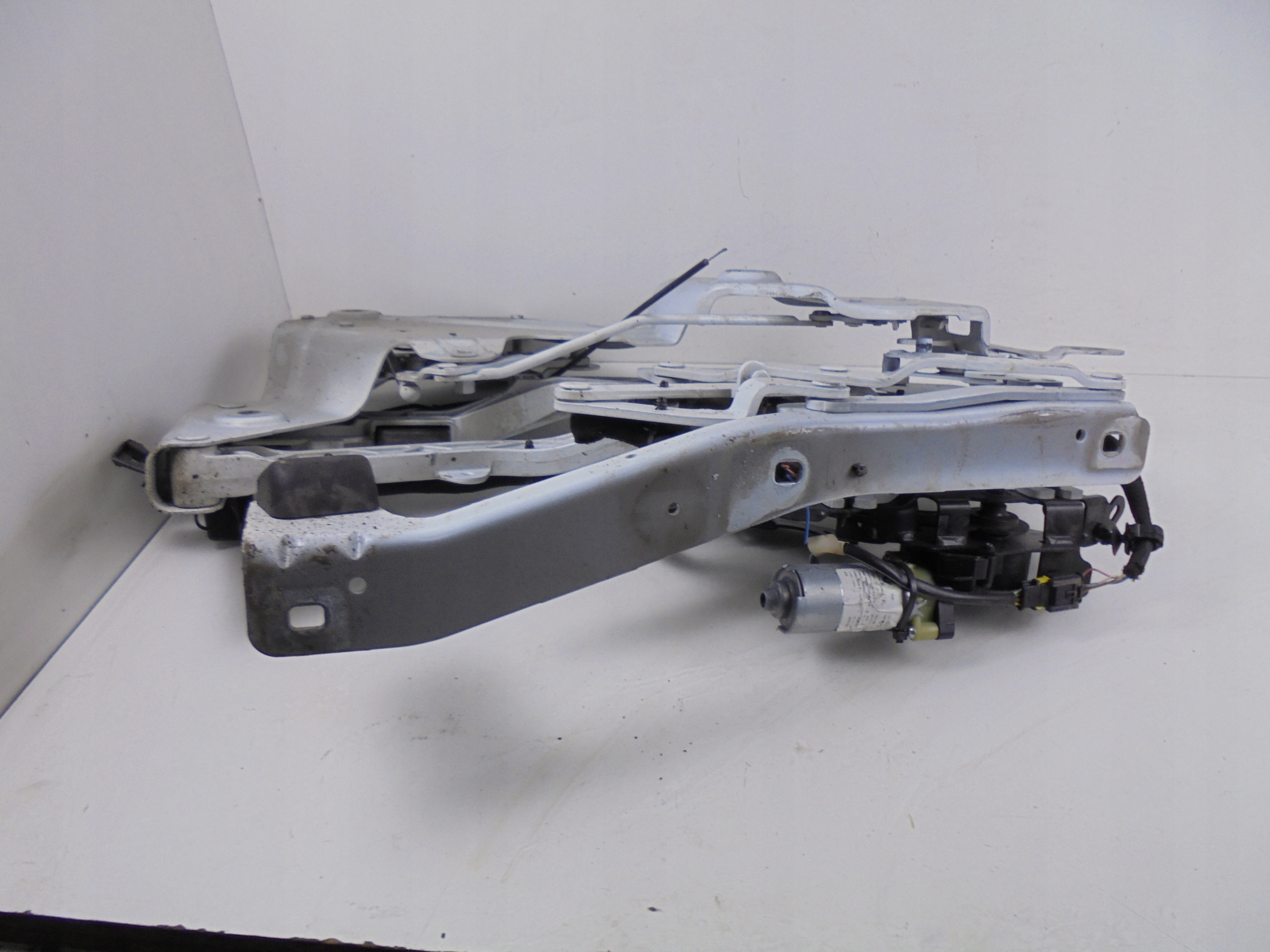 ZAWIAS KLAPY BAGAŻNIKA LEWY E95313451 RENAULT MEGANE III Numer katalogowy części E95313451