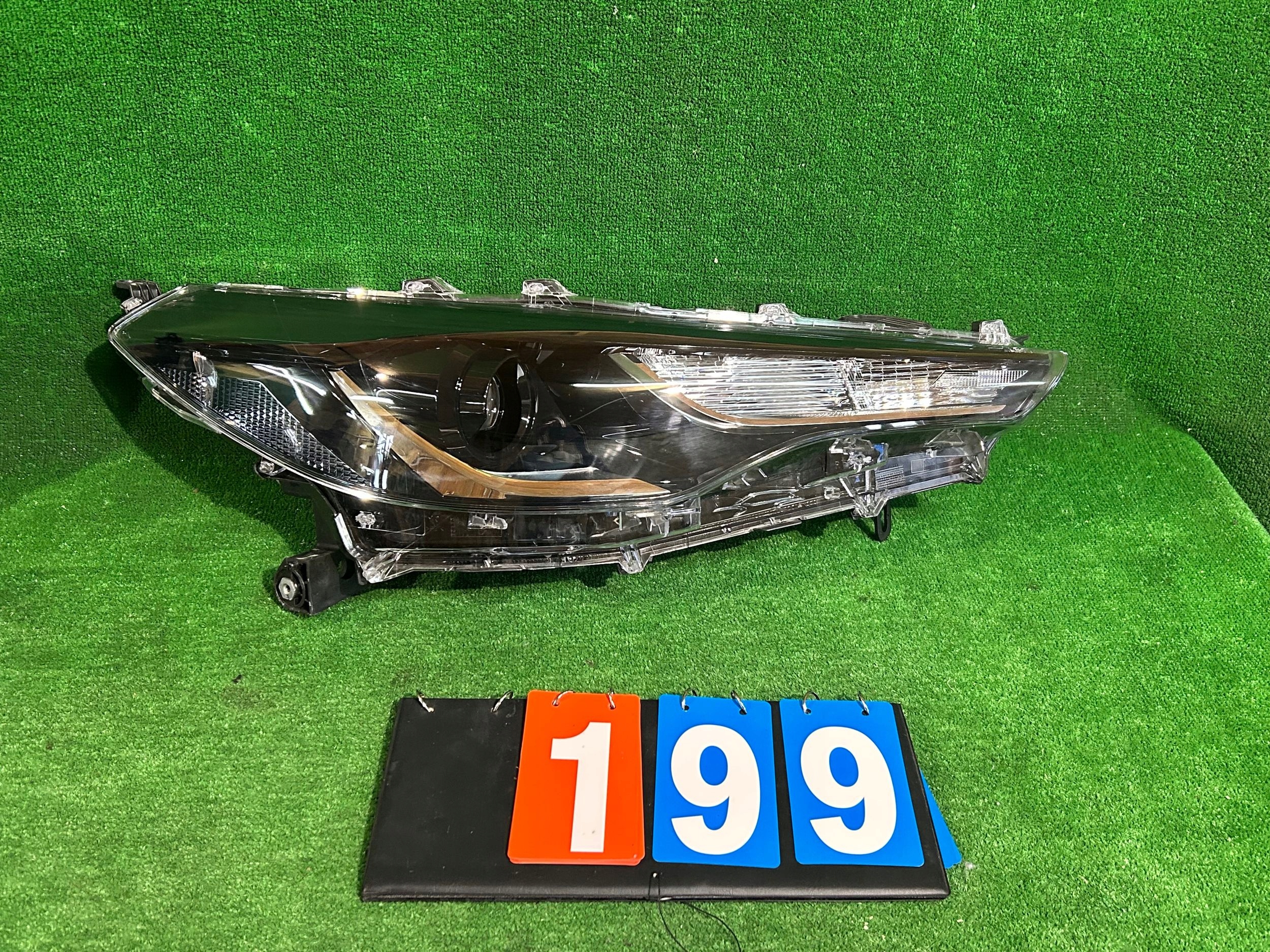 REFLEKTOR right TOYOTA COROLLA CROSS FULL LED nr:199