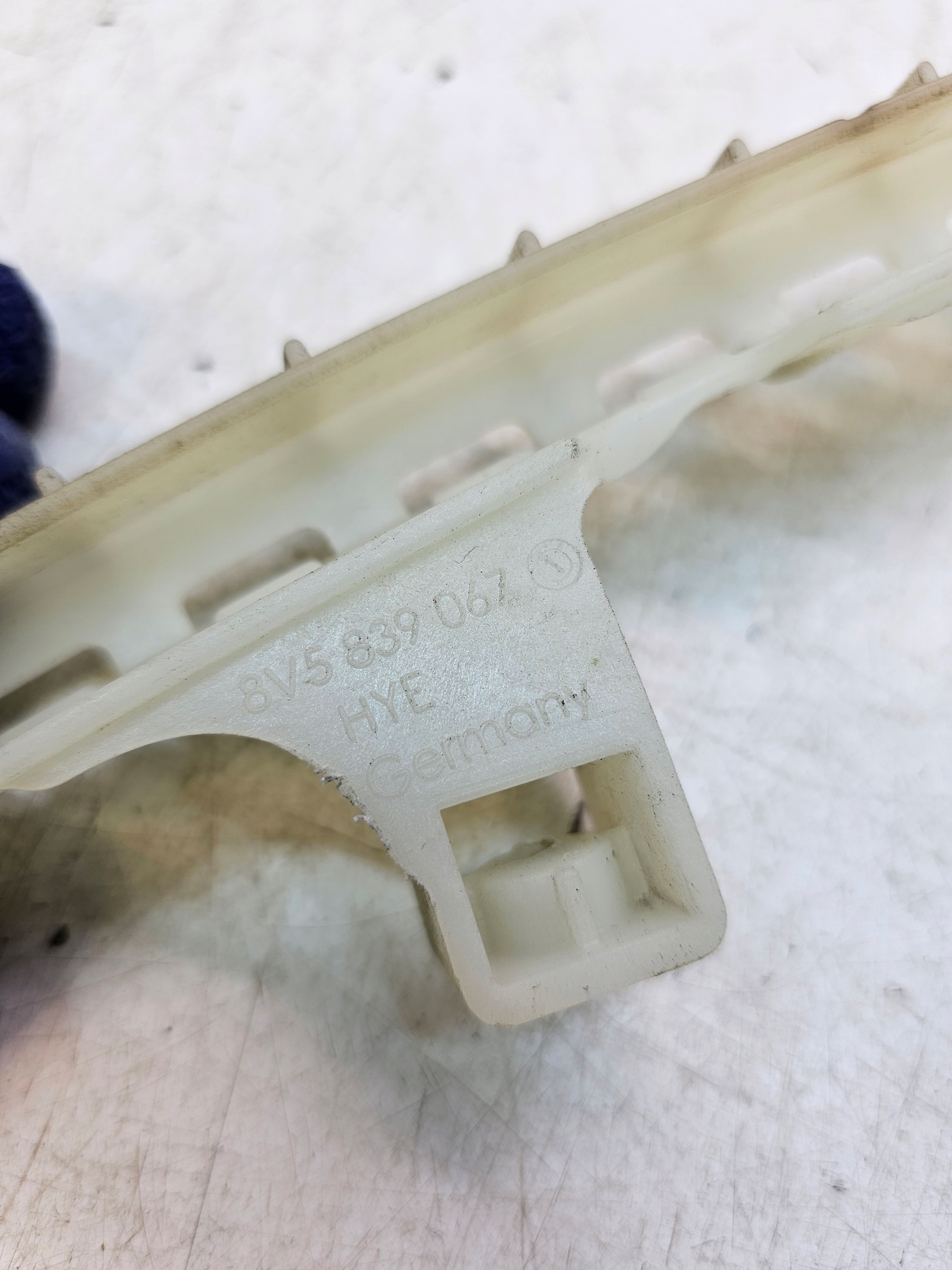 PROWADNICA windows left rear part AUDI A3 8V sedan 8V5839067