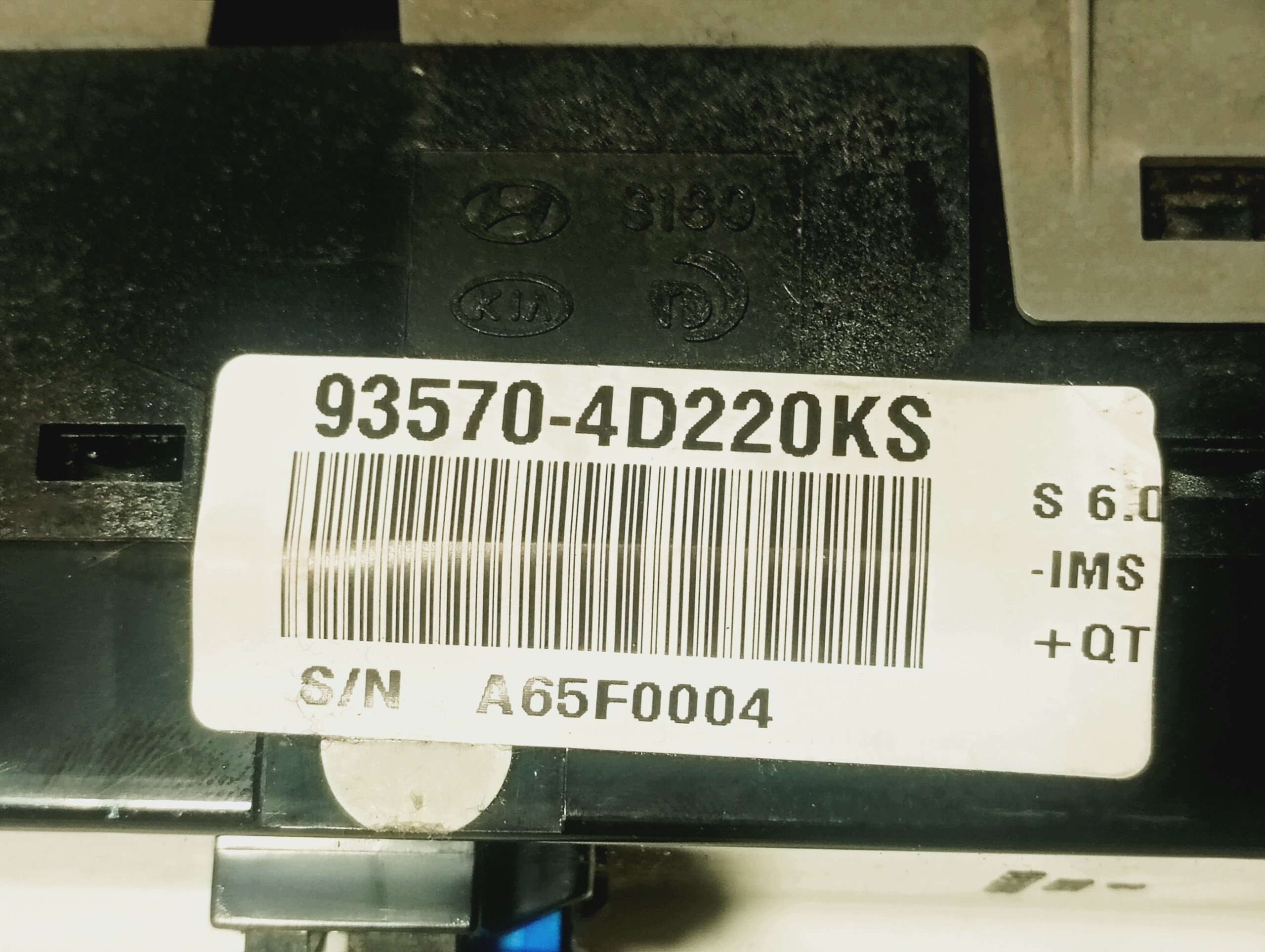 switch panel of the window left front OE 935704D220KS Kia Carnival 3 III 06-15