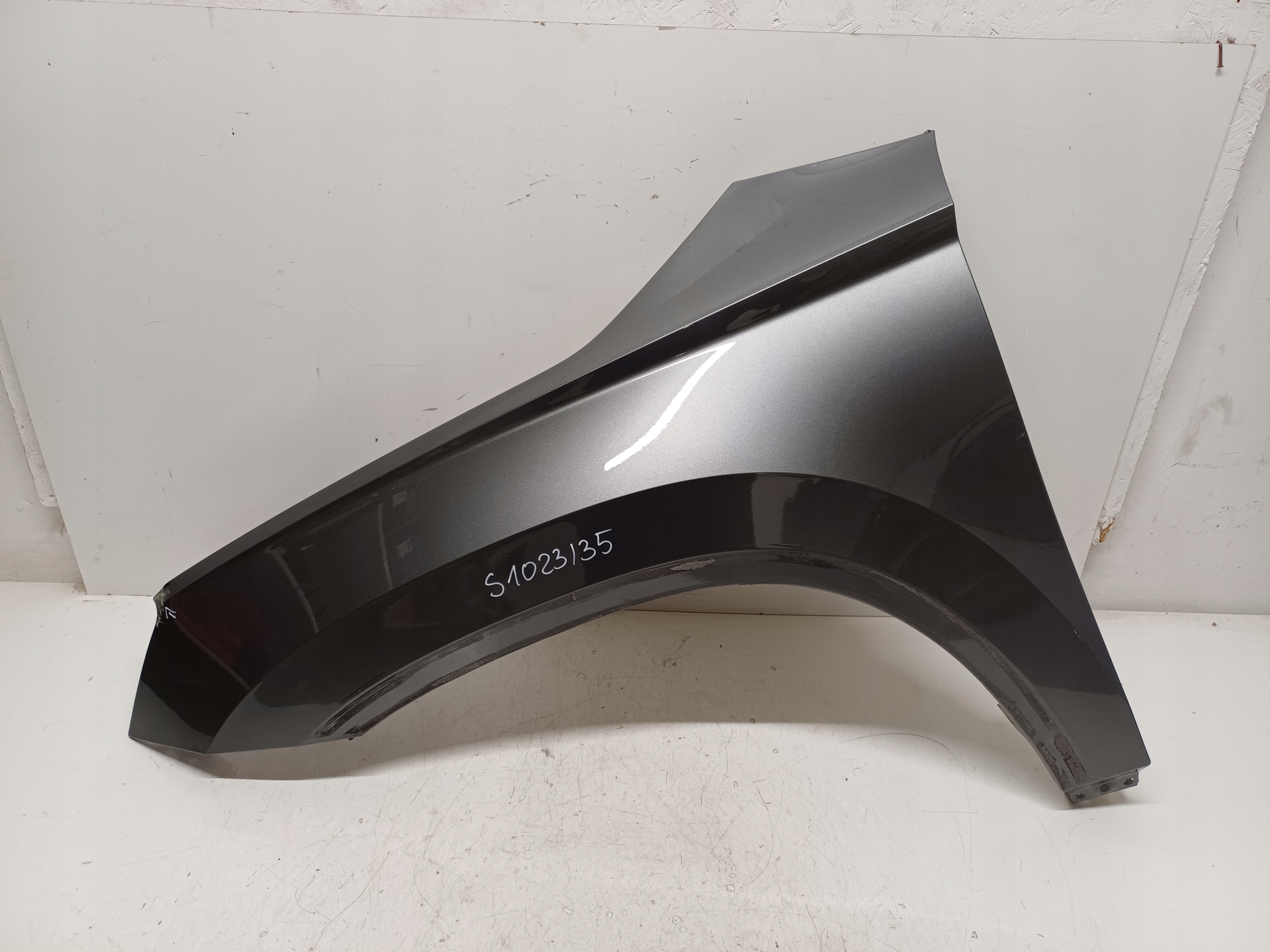 SKODA KAROQ 17- BŁOTNIK LEWY PRZÓD