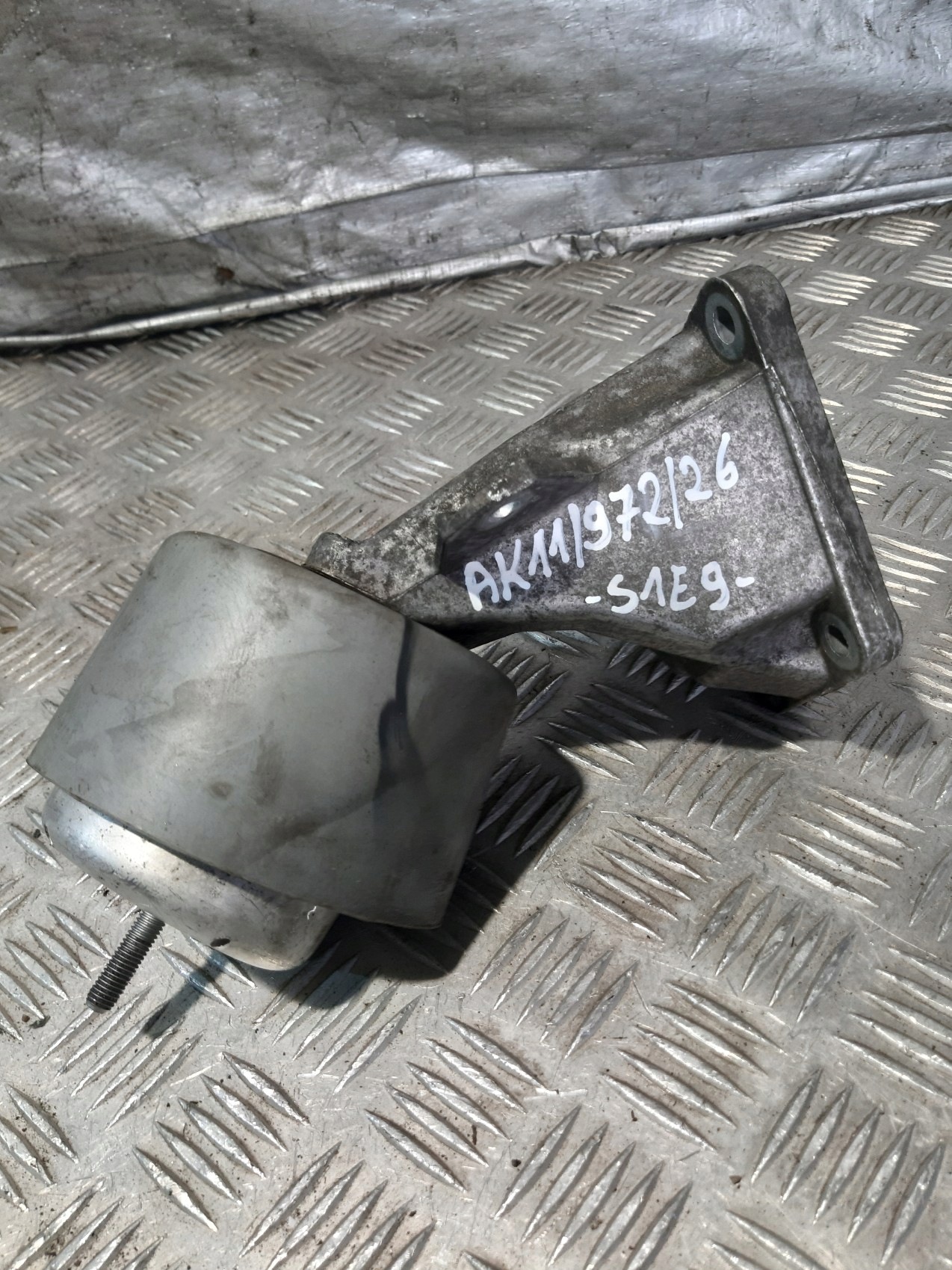 Audi A4 B6 2.4 V6 holder engine mount right 8D0199308D