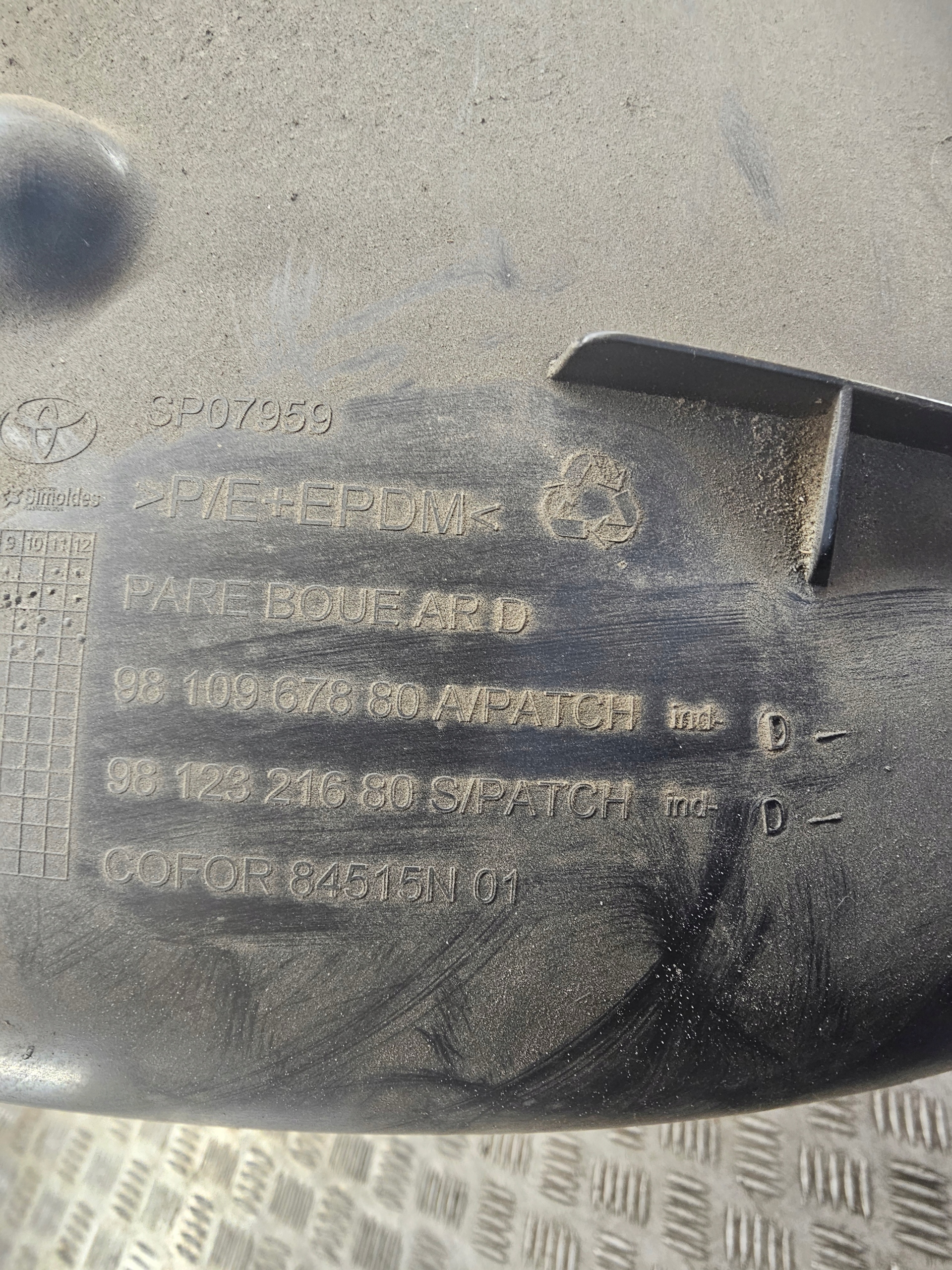 mudguard right rear part 9810967880 OPEL VIVARO C EXPERT III JUMPY III PROACE II
