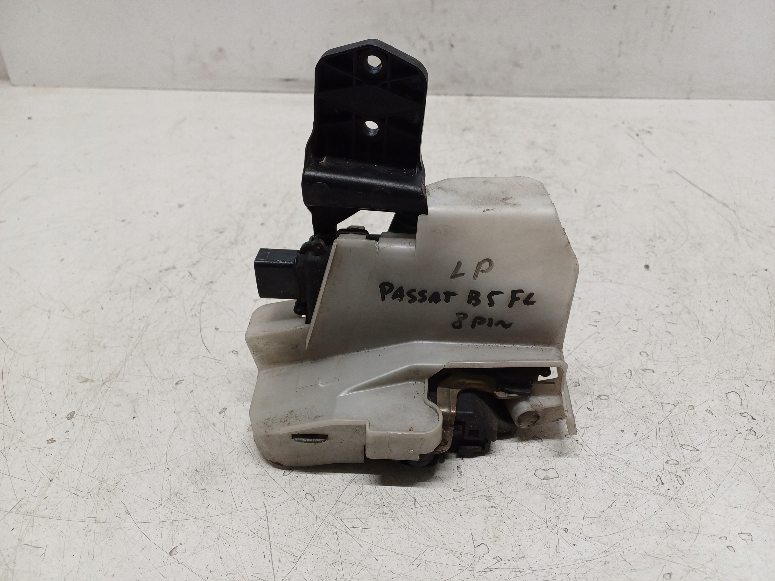 VW PASSAT B5 96-05 ZAMEK LEWY PRZÓD 8PIN