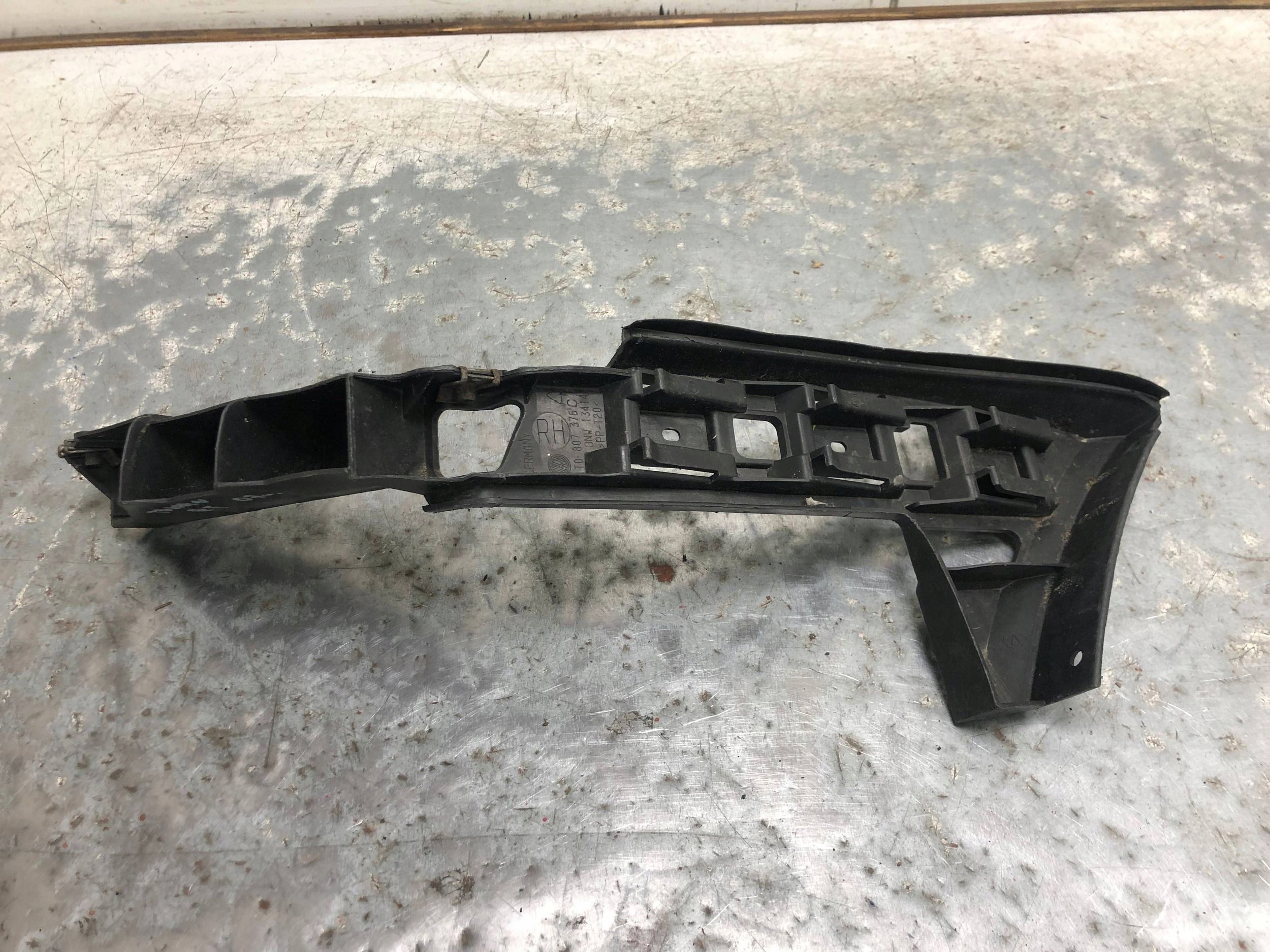 bumper bracket right rear part VW TOURAN and 1T0807376C