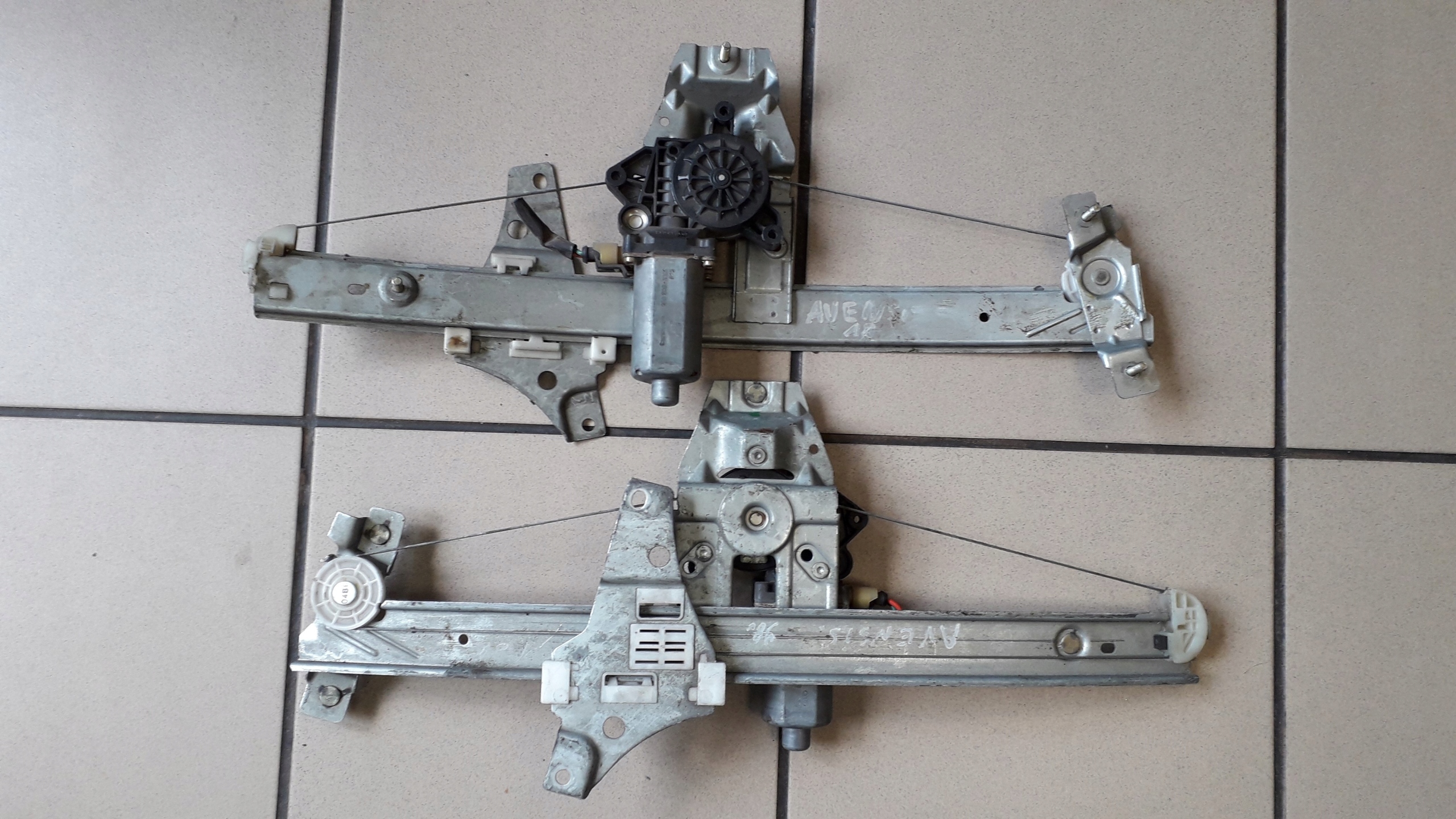 AVENSIS T22 97- MECHANIZM SZYBY PRAWY PRZEDNI